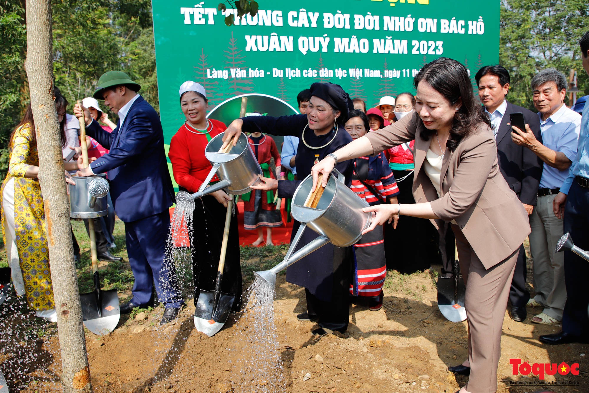 Quyền Chủ tịch nước Võ Thị Ánh Xuân dự “Ngày hội sắc xuân trên mọi miền Tổ quốc” - Ảnh 11.