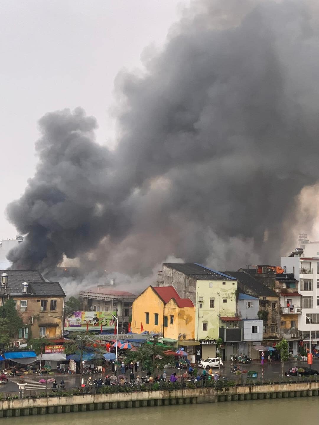 Cháy lớn tại chợ nổi tiếng ở Hải Phòng - Ảnh 2.