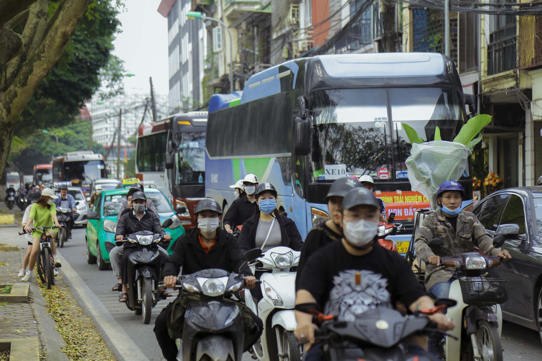 Thuê quần áo và ekip để chụp ảnh tại con đường lá vàng đẹp như cảnh thu Hàn Quốc ở Hà Nội - Ảnh 15.