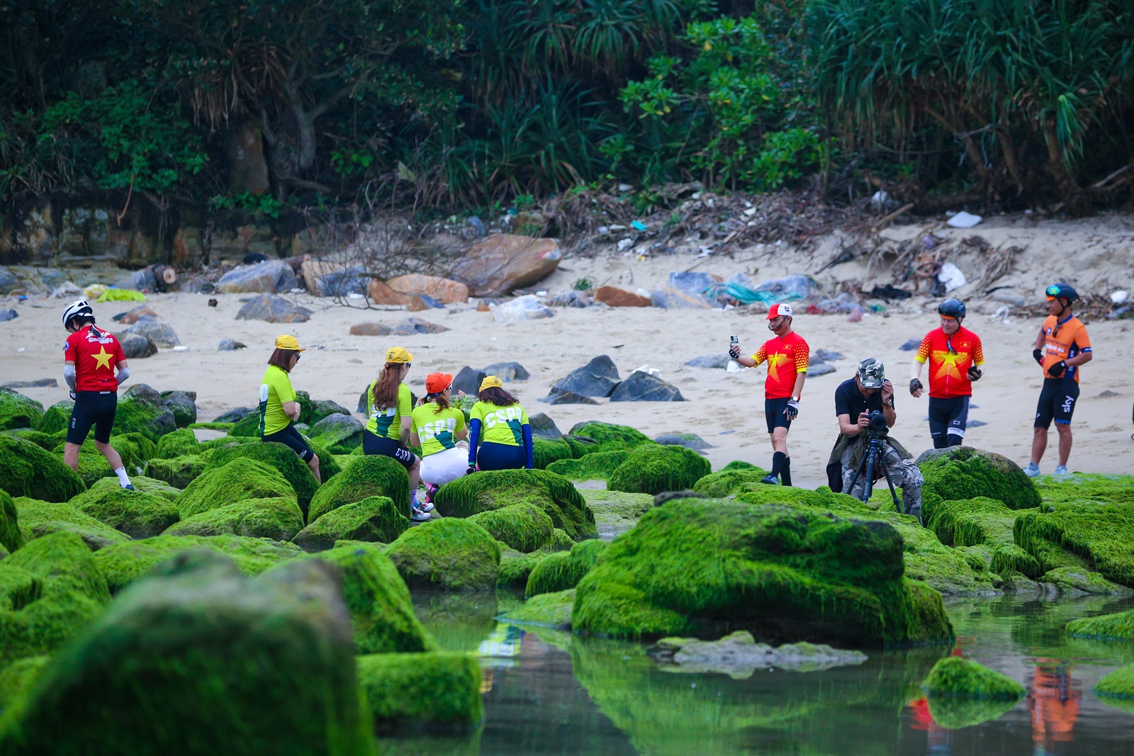 Ảnh: Du khách chen chân chụp ảnh bãi rêu tuyệt đẹp ven biển Đà Nẵng - Ảnh 8.