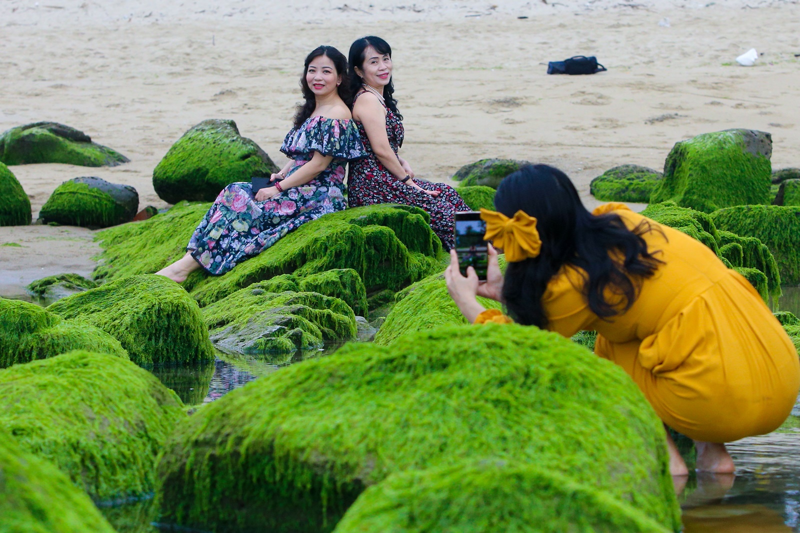 Ảnh: Du khách chen chân chụp ảnh bãi rêu tuyệt đẹp ven biển Đà Nẵng - Ảnh 13.