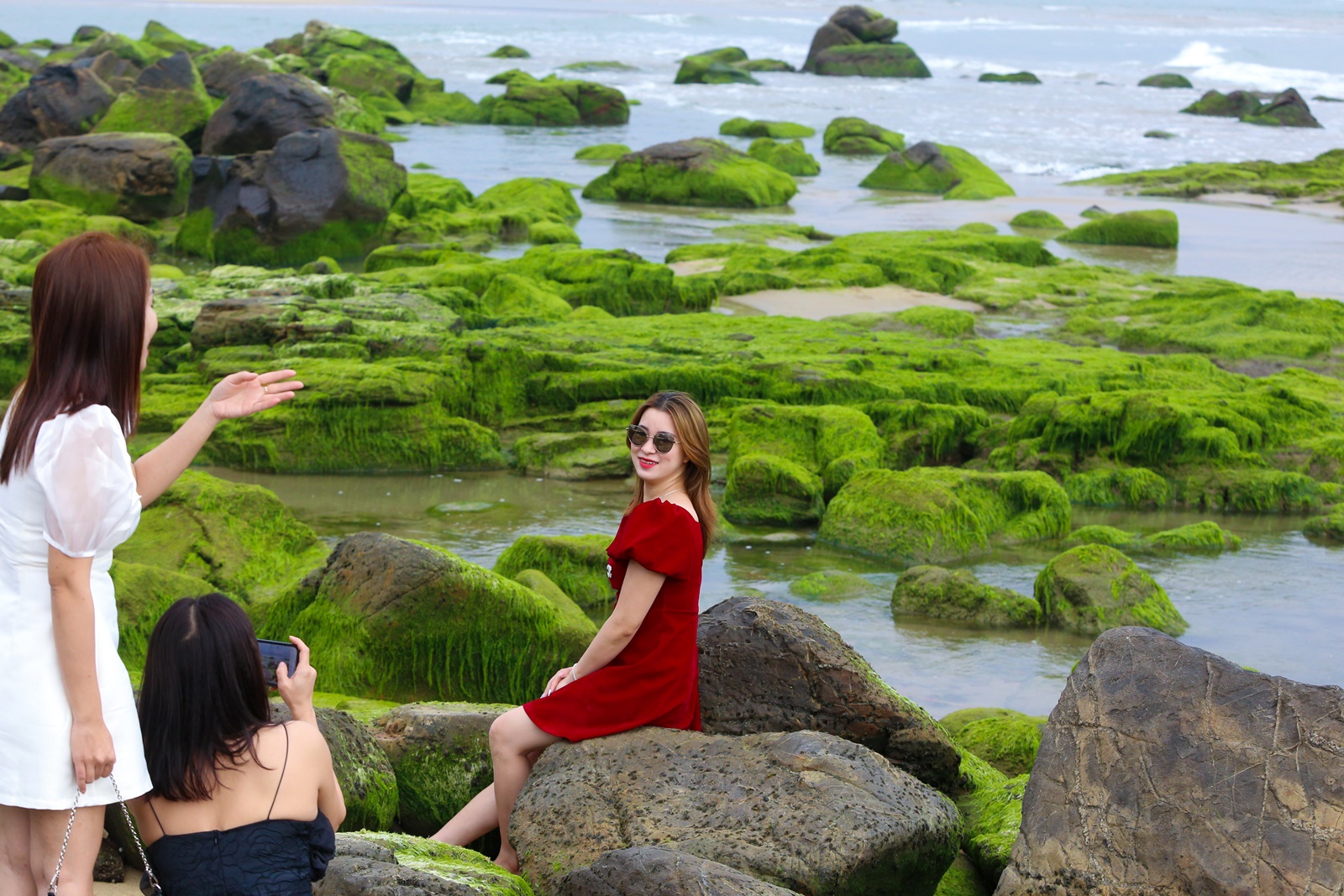 Ảnh: Du khách chen chân chụp ảnh bãi rêu tuyệt đẹp ven biển Đà Nẵng - Ảnh 5.