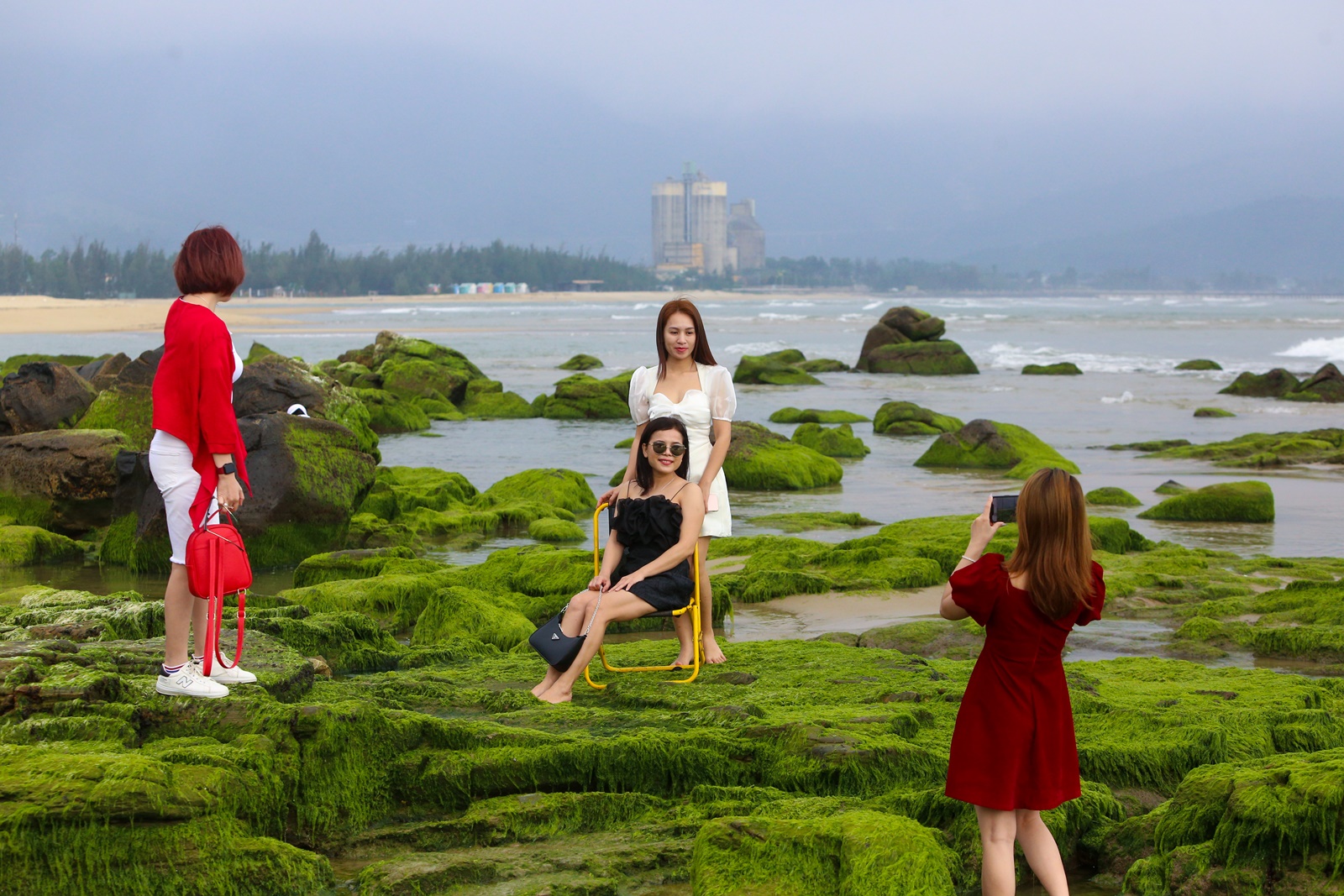 Ảnh: Du khách chen chân chụp ảnh bãi rêu tuyệt đẹp ven biển Đà Nẵng - Ảnh 15.