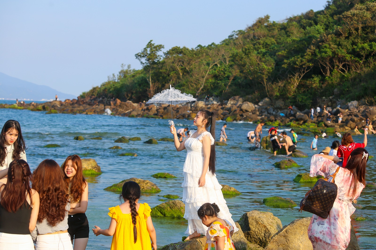 Ảnh: Du khách chen chân chụp ảnh bãi rêu tuyệt đẹp ven biển Đà Nẵng - Ảnh 14.