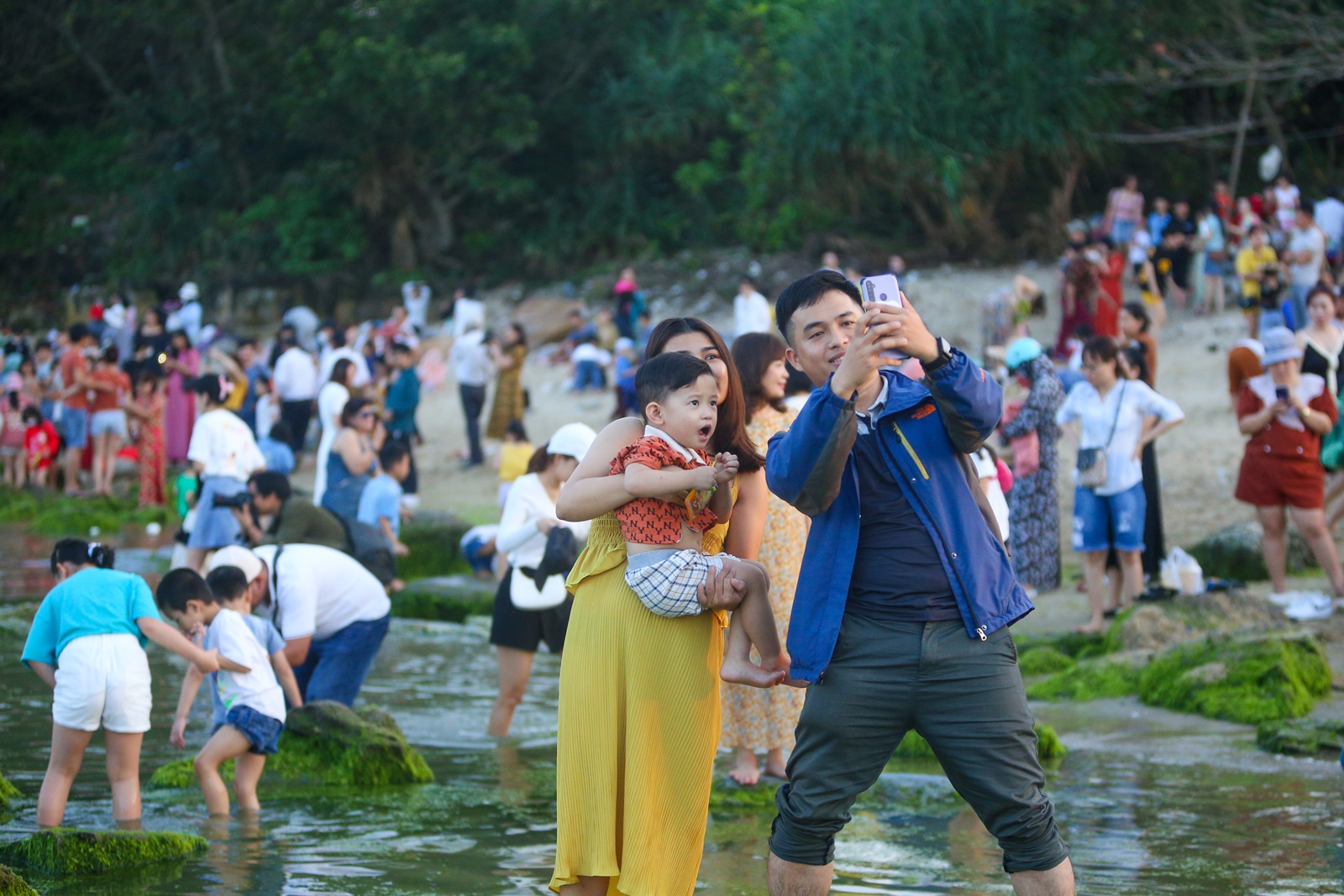 Ảnh: Du khách chen chân chụp ảnh bãi rêu tuyệt đẹp ven biển Đà Nẵng - Ảnh 9.
