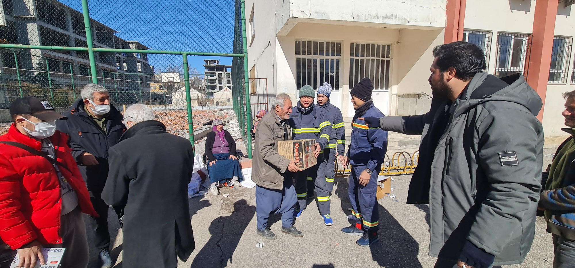 Ngoài công tác cứu nạn, cứu hộ, đoàn công tác của Công an Việt Nam còn tham gia cứu trợ Ngoài công tác cứu nạn, cứu hộ, đoàn công tác của Công an Việt Nam còn tham gia cứu trợ