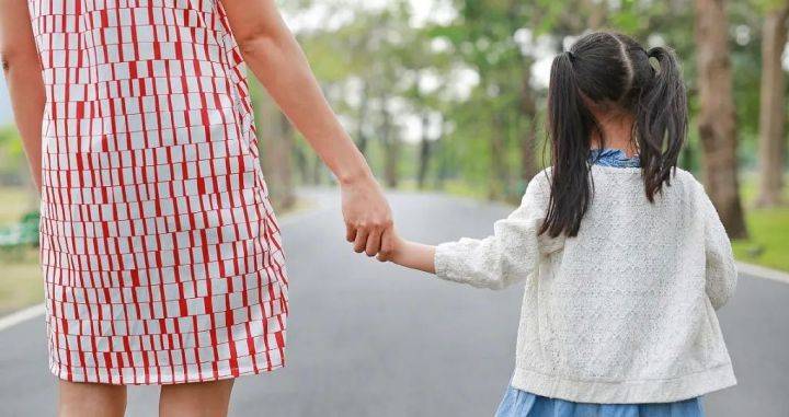 Con gái học mẫu giáo bị bạn giật tóc, mẹ tức tối đến trường làm "ra ngô, ra khoai" – Ai chứng kiến cũng lắc đầu chê cười - Ảnh 2.