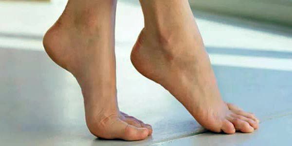 Người phụ nữ kiên trì kiễng chân 10 phút mỗi ngày:       Sau nửa năm chứng mất ngủ được loại bỏ, 3 loại bệnh khác cũng được cải thiện - Ảnh 1.