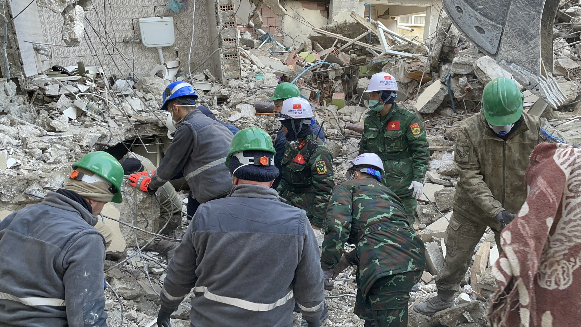 Lực lượng cứu hộ, cứu nạn QĐND Việt Nam đã giúp nước bạn xác định được 12 vị trí có nạn nhân ở Thổ Nhĩ Kỳ - Ảnh 2.