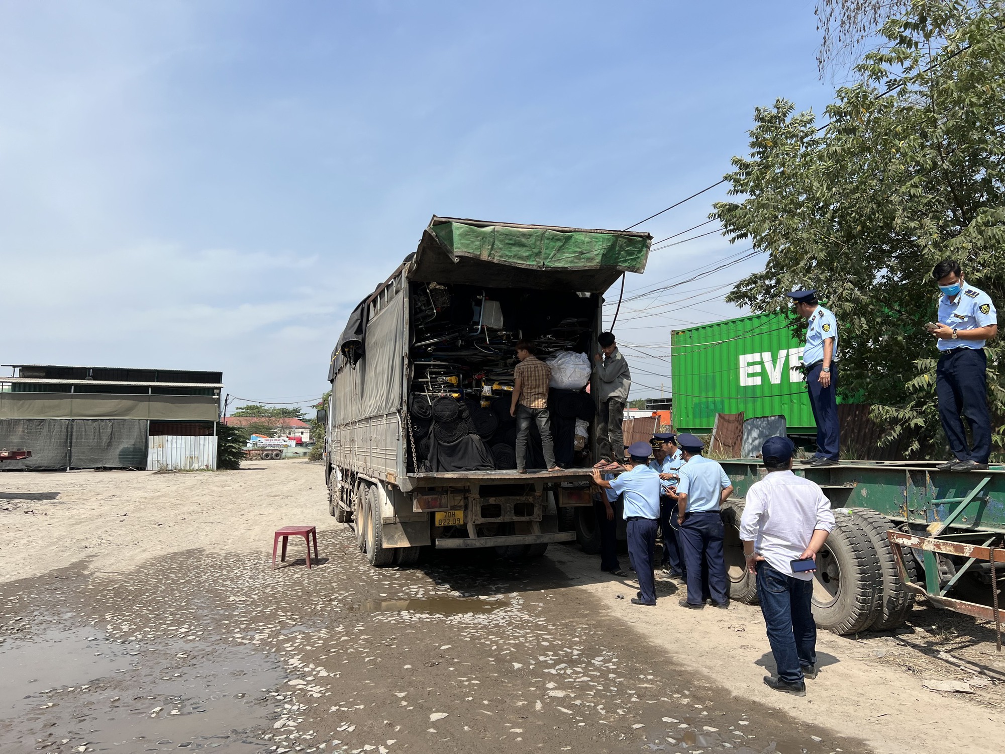 Khám phương tiện vận tải, phát hiện và tạm giữ nhiều hàng cấm, hàng hóa có dấu hiệu giả mạo  - Ảnh 1.