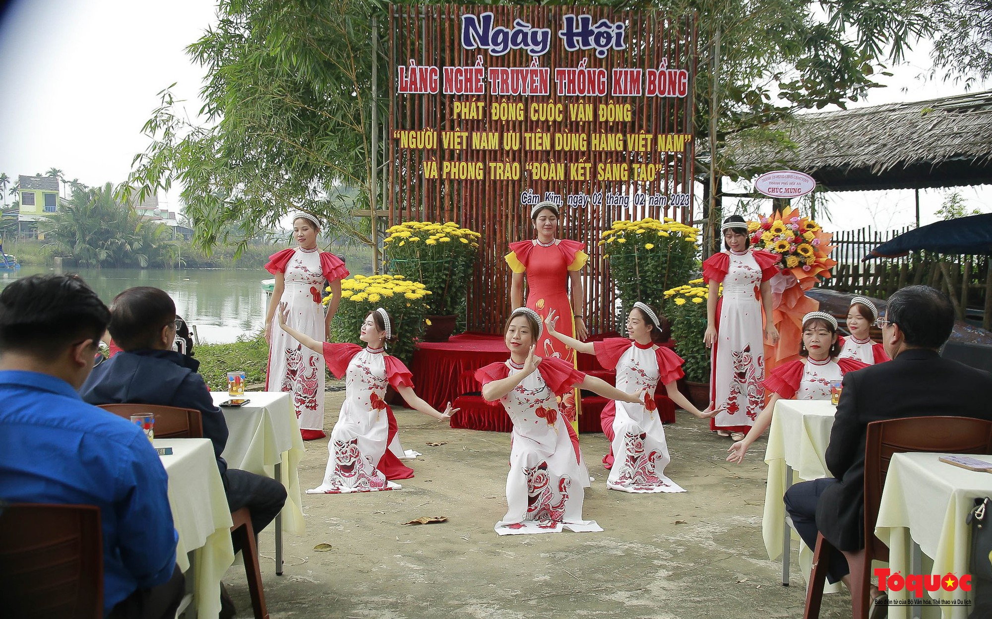 Du khách thích thú tham gia ngày hội làng nghề truyền thống Kim Bồng - Ảnh 1.