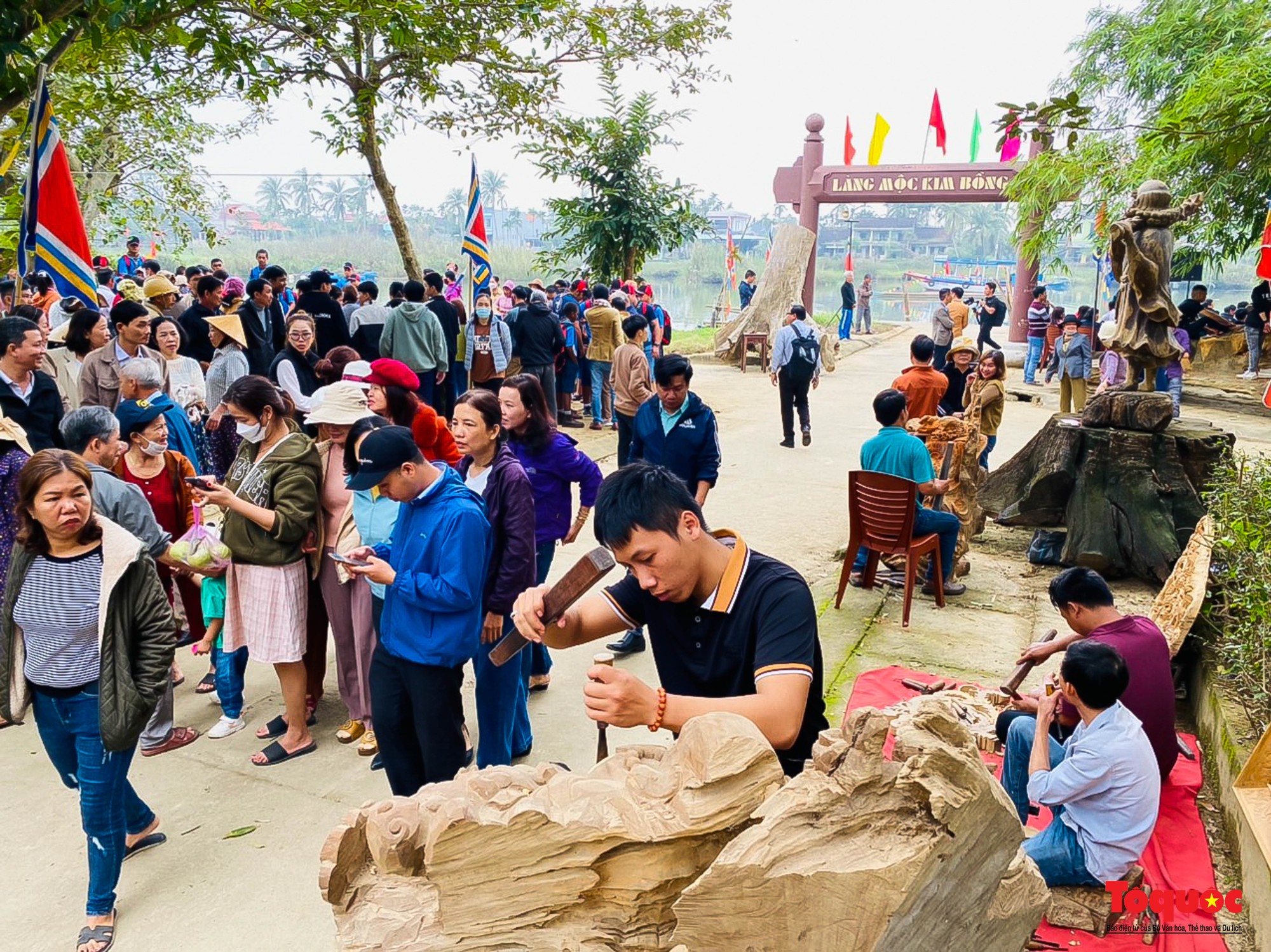 Du khách thích thú tham gia ngày hội làng nghề truyền thống Kim Bồng - Ảnh 2.