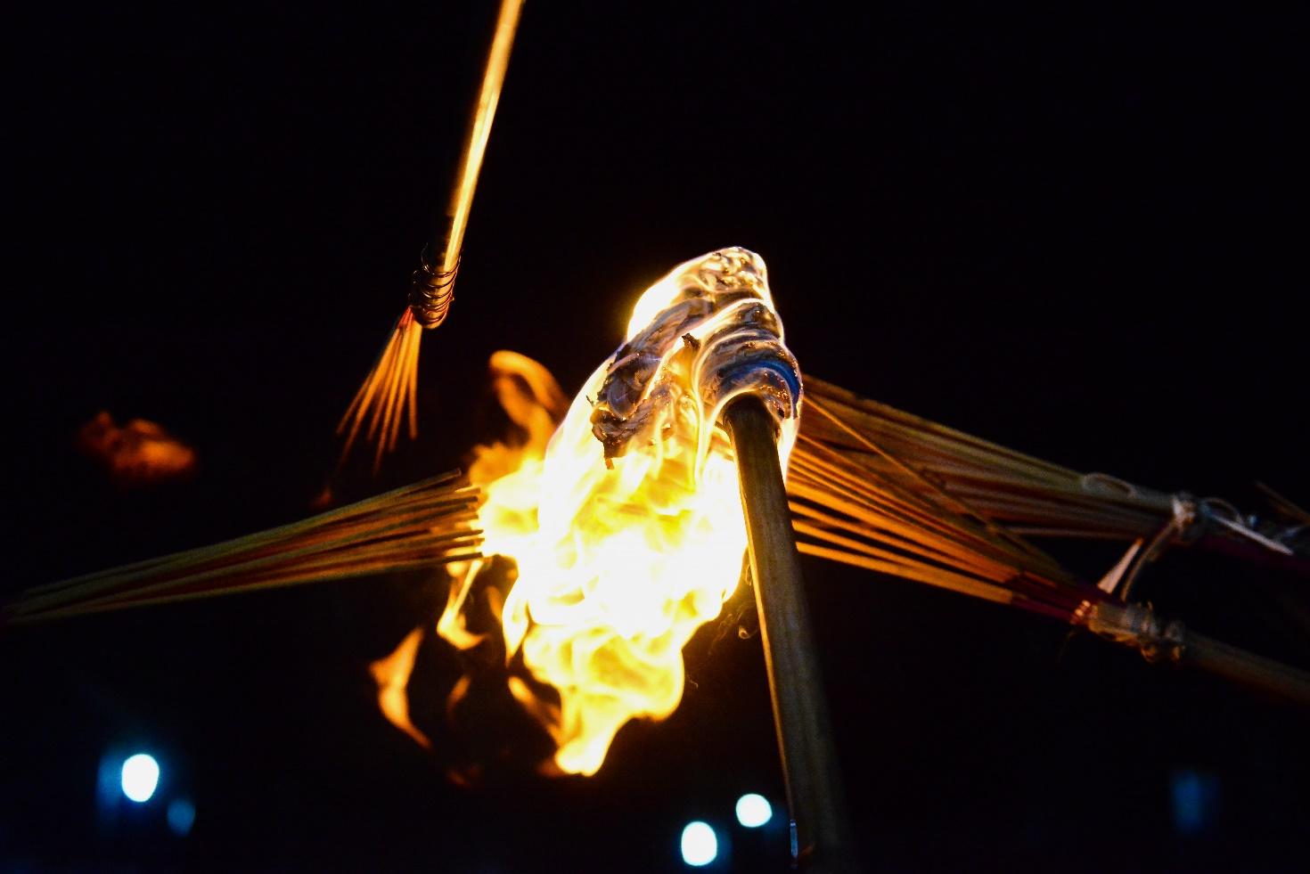 Lễ hội đốt hàng chục cân vàng mã, người dân đổ xô đi “lấy đỏ” đầu năm - Ảnh 7.