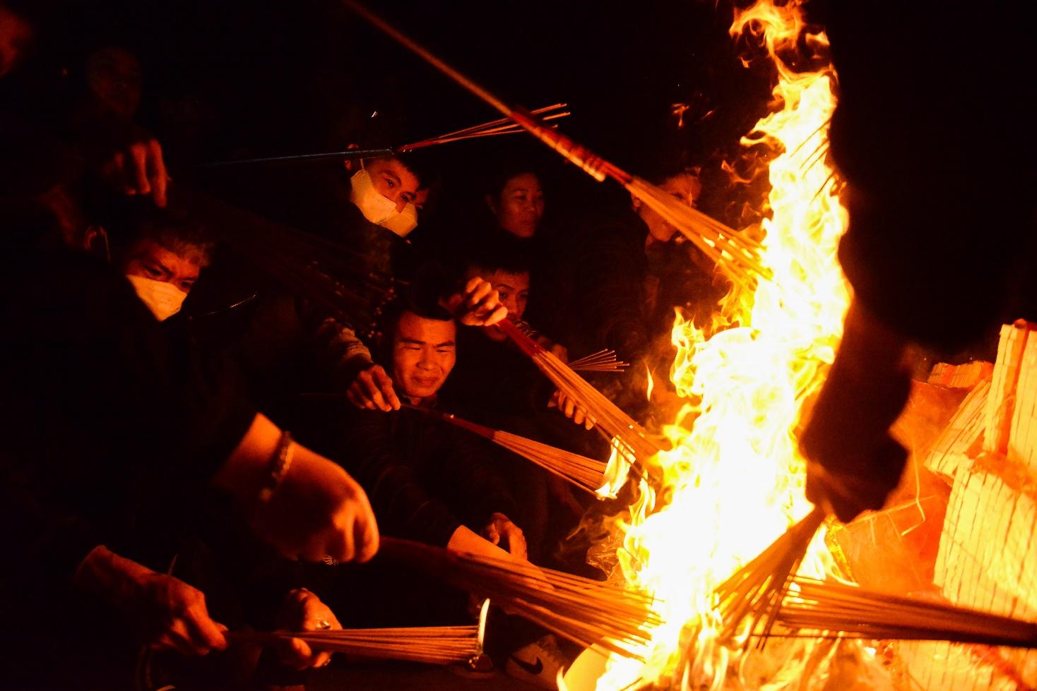 Lễ hội đốt hàng chục cân vàng mã, người dân đổ xô đi “lấy đỏ” đầu năm - Ảnh 8.