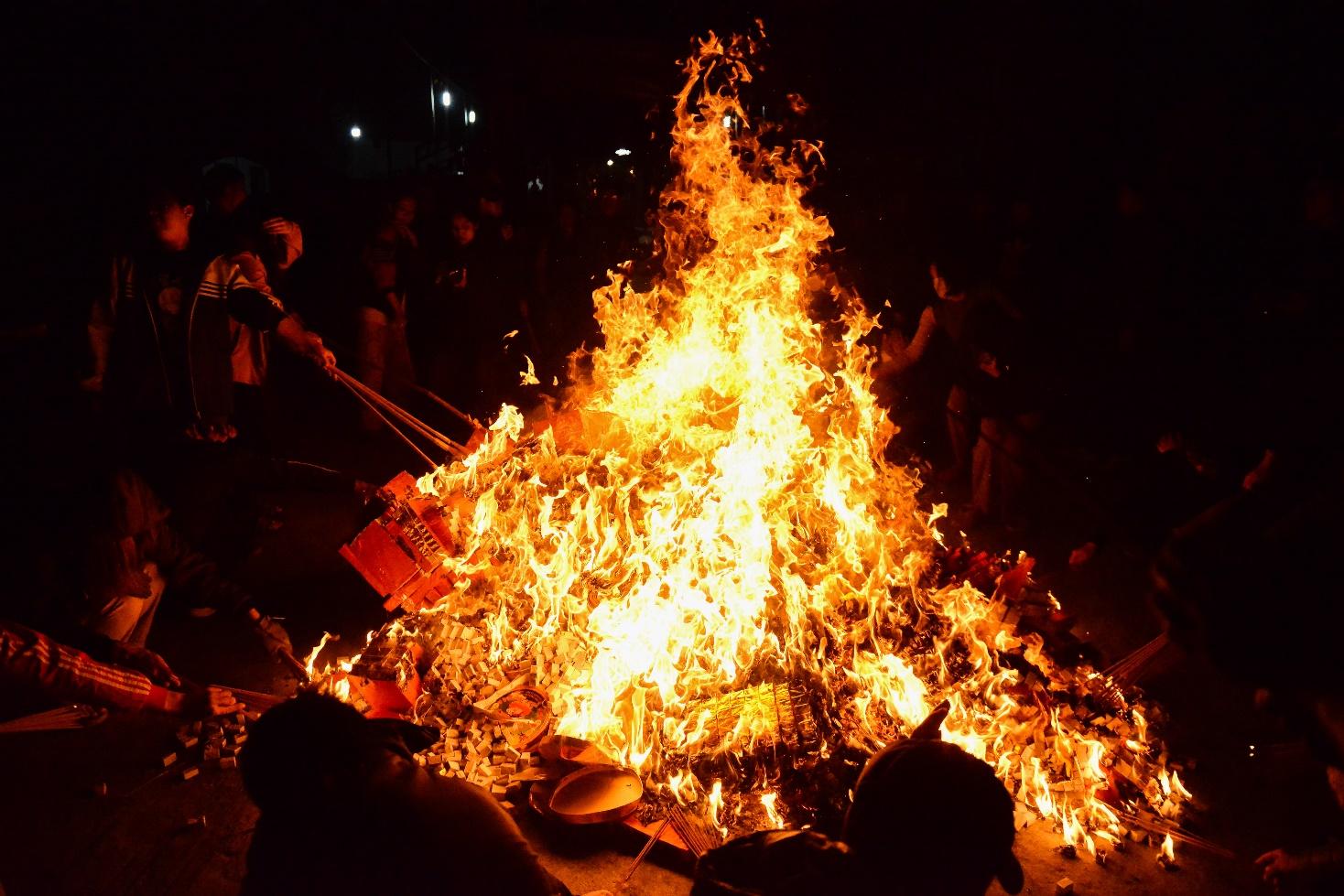 Lễ hội đốt hàng chục cân vàng mã, người dân đổ xô đi “lấy đỏ” đầu năm - Ảnh 9.