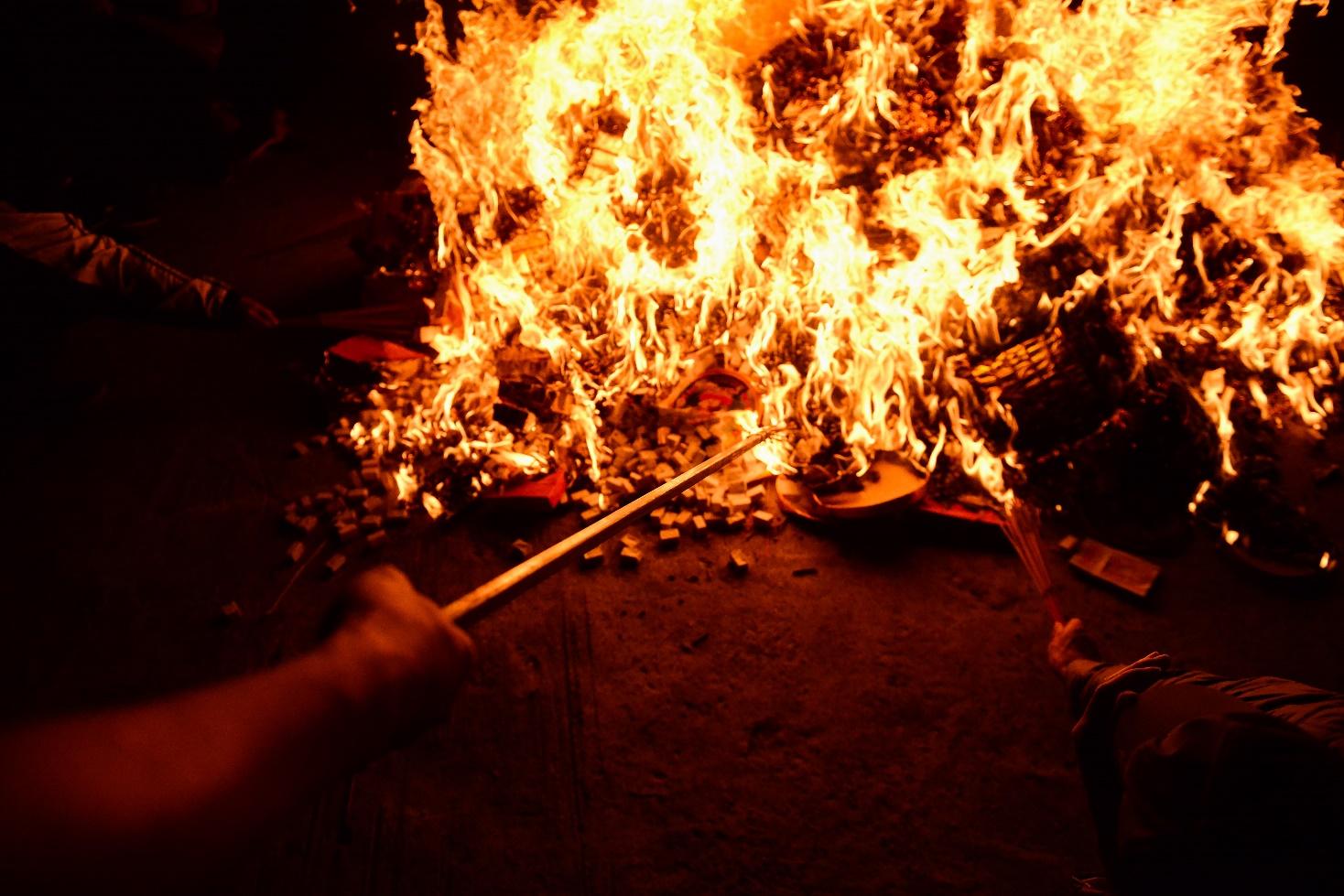 Lễ hội đốt hàng chục cân vàng mã, người dân đổ xô đi “lấy đỏ” đầu năm - Ảnh 11.