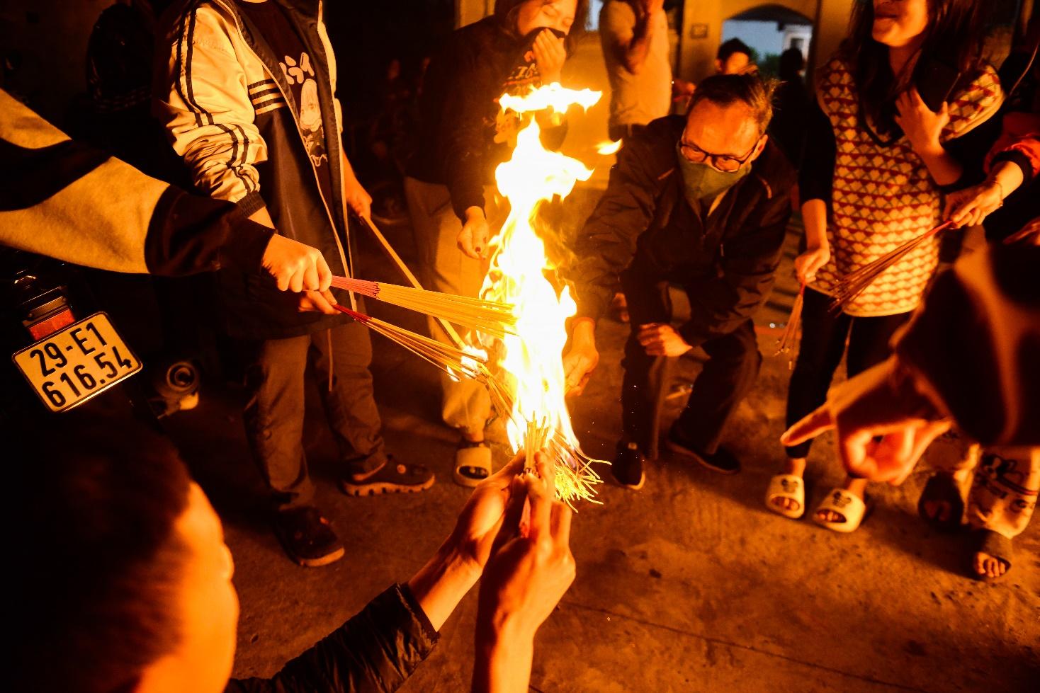 Lễ hội đốt hàng chục cân vàng mã, người dân đổ xô đi “lấy đỏ” đầu năm - Ảnh 12.