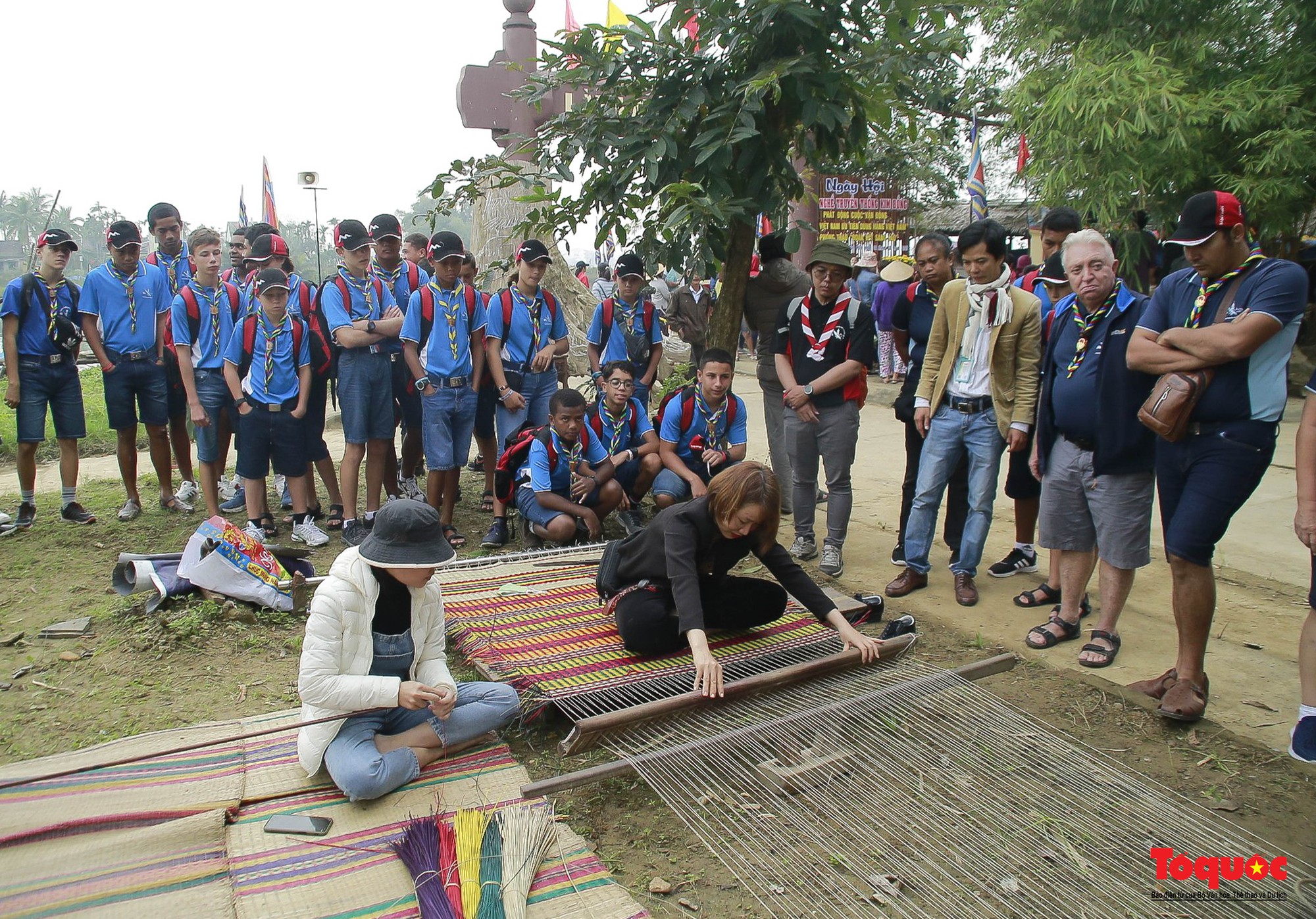 Du khách thích thú tham gia ngày hội làng nghề truyền thống Kim Bồng - Ảnh 3.