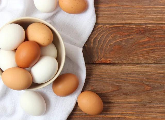 Cách bảo quản trứng gà rất sai khiến trứng mất chất dinh dưỡng, dễ nhiễm khuẩn mà nhiều gia đình vẫn thường làm - Ảnh 2.