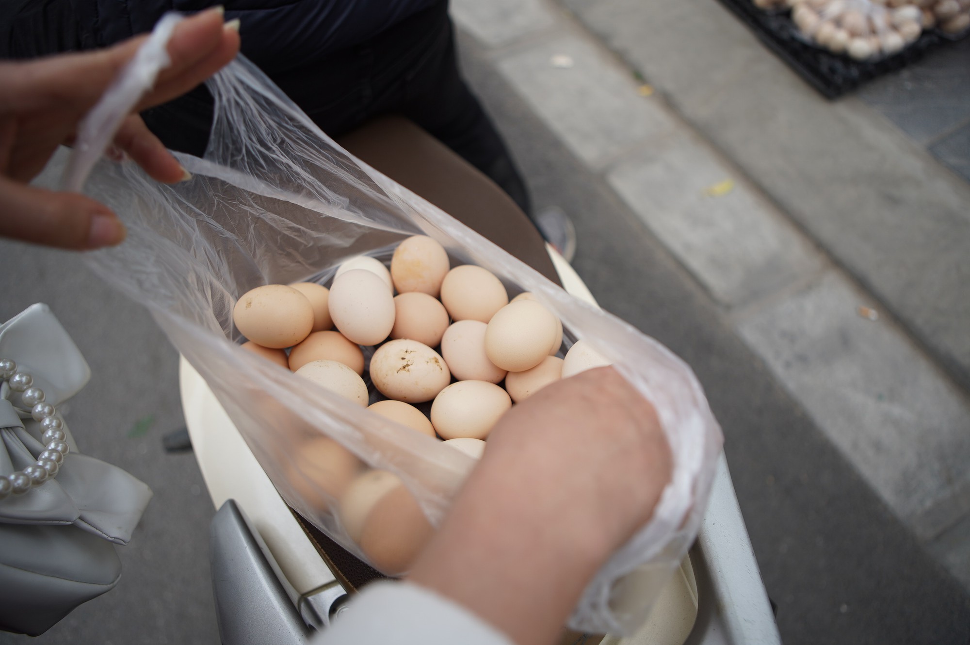 Với những quả trứng như thế này ở chợ hoặc siêu thị có giá từ 35-40 nghìn đồng/ chục