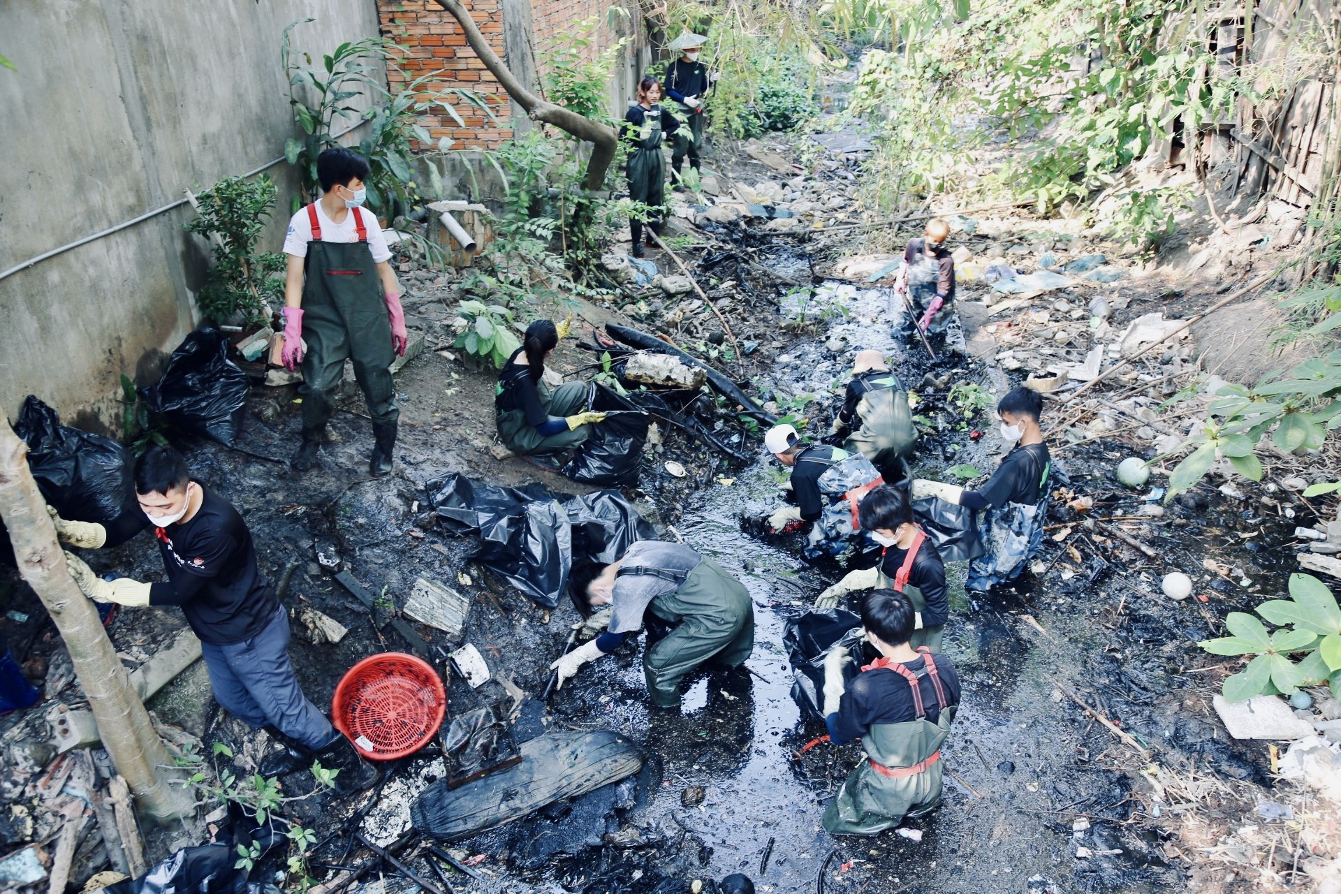 Biến kênh rạch hôi thối ở Sài Gòn trở nên sạch đẹp hơn, nhóm bạn trẻ mong người dân đừng vứt rác trở lại - Ảnh 2.
