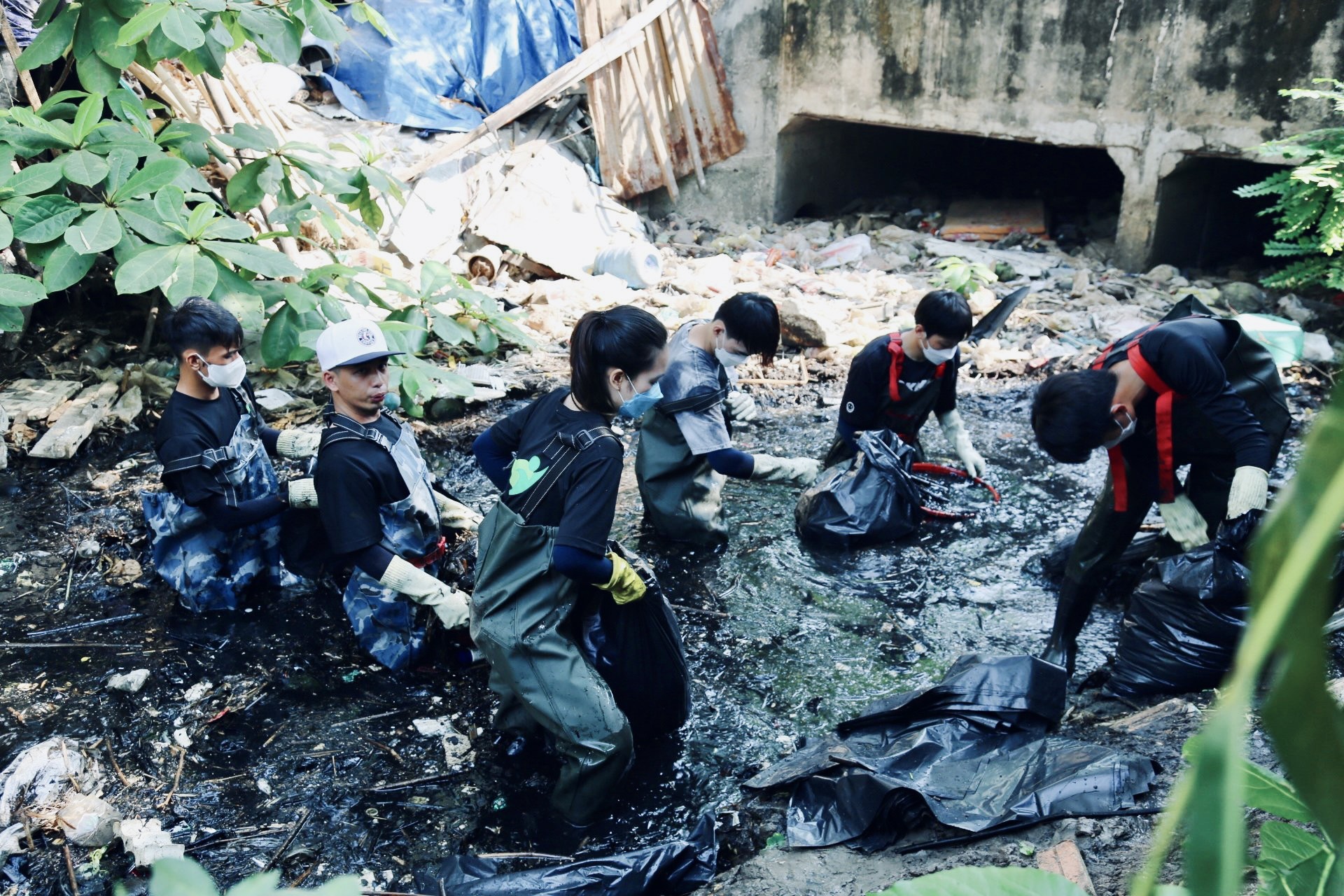Biến kênh rạch hôi thối ở Sài Gòn trở nên sạch đẹp hơn, nhóm bạn trẻ mong người dân đừng vứt rác trở lại - Ảnh 7.