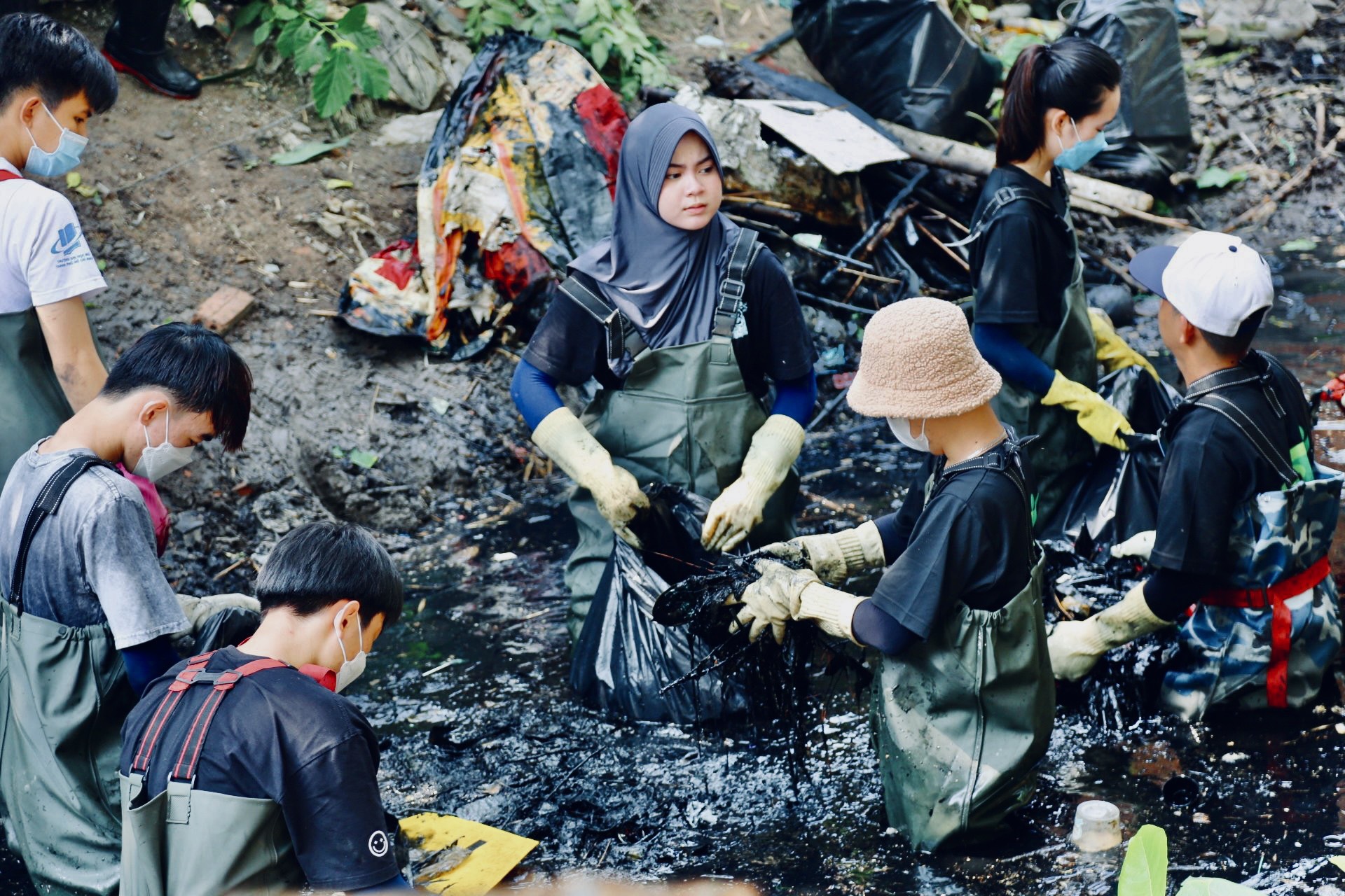 Biến kênh rạch hôi thối ở Sài Gòn trở nên sạch đẹp hơn, nhóm bạn trẻ mong người dân đừng vứt rác trở lại - Ảnh 11.