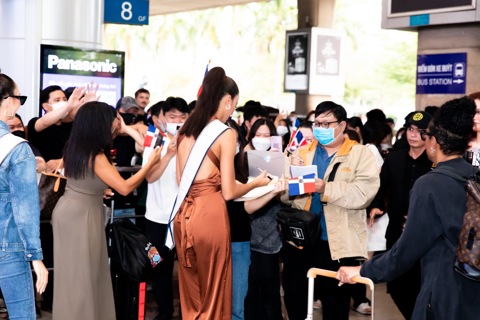 Hoa hậu và Á hậu Miss Universe rạng rỡ xuất hiện ở Việt Nam, Lan Khuê ra tận sân bay chào đón - Ảnh 11.