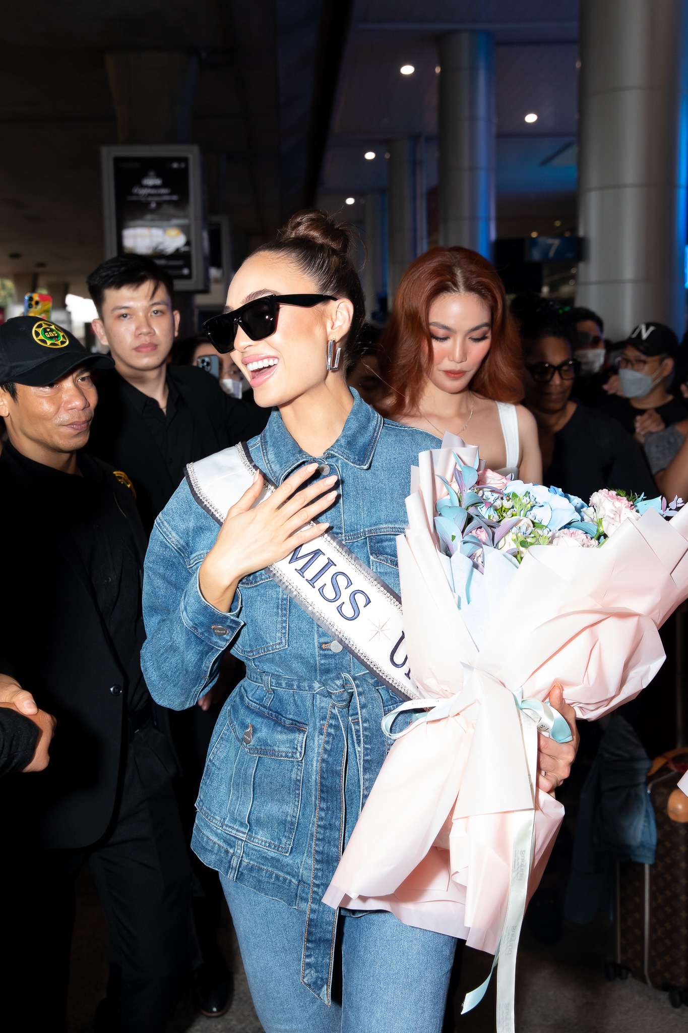 Hoa hậu và Á hậu Miss Universe rạng rỡ xuất hiện ở Việt Nam, Lan Khuê ra tận sân bay chào đón - Ảnh 6.