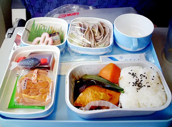 6 sự thật lạ lùng về máy bay: Tại sao đồ ăn trên máy bay &quot;kém ngon&quot; hơn bình thường? - Ảnh 1.