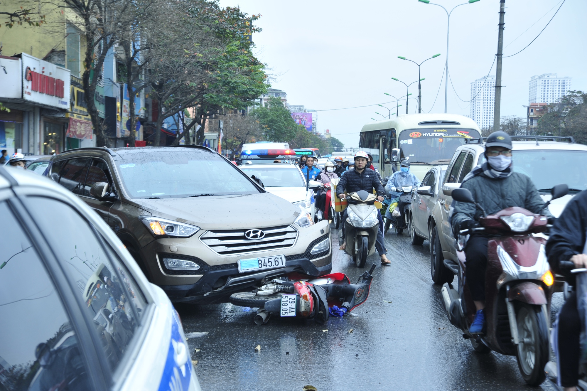 Hà Nội: Nữ tài xế mất lái đâm đổ rào chắn giữa đường Giải Phóng, va chạm với 2 xe máy - Ảnh 5.