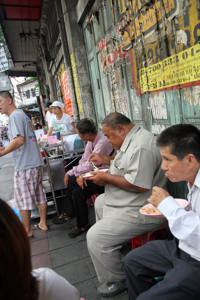 Quán cơm cà ri 50 tuổi ở Thái Lan: Hình thức &quot;lõng bõng&quot;, phải kê lên đùi ăn, nhưng tại sao khách vẫn xếp hàng để được thử? - Ảnh 6.
