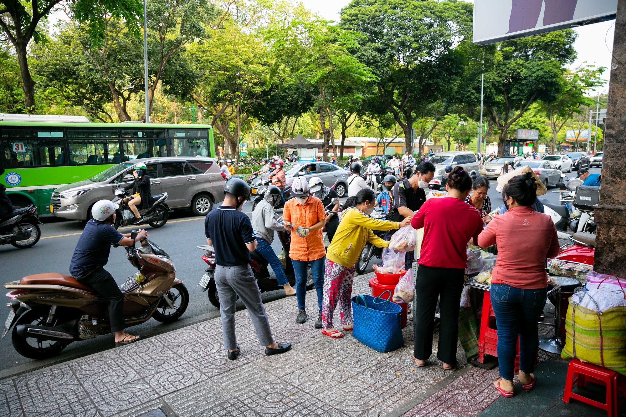 Xe gỏi khô bò gần 50 năm tại Sài Gòn, bán lề đường nhưng điều phối bằng bộ đàm, có hơn 10 người phục vụ - Ảnh 11.