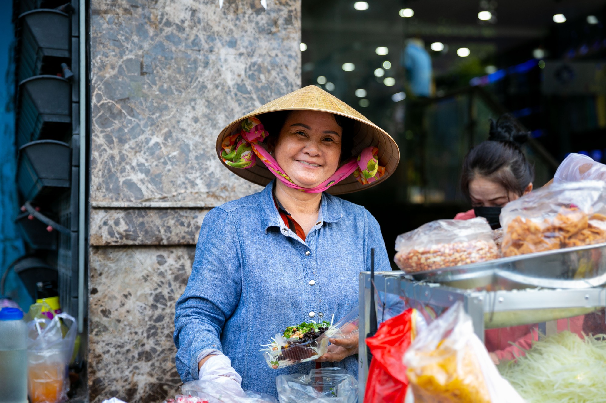 Xe gỏi khô bò gần 50 năm tại Sài Gòn, bán lề đường nhưng điều phối bằng bộ đàm, có hơn 10 người phục vụ - Ảnh 2.