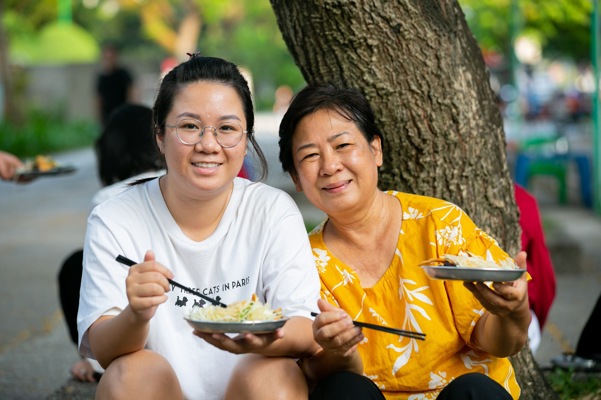 Xe gỏi khô bò gần 50 năm tại Sài Gòn, bán lề đường nhưng điều phối bằng bộ đàm, có hơn 10 người phục vụ - Ảnh 8.