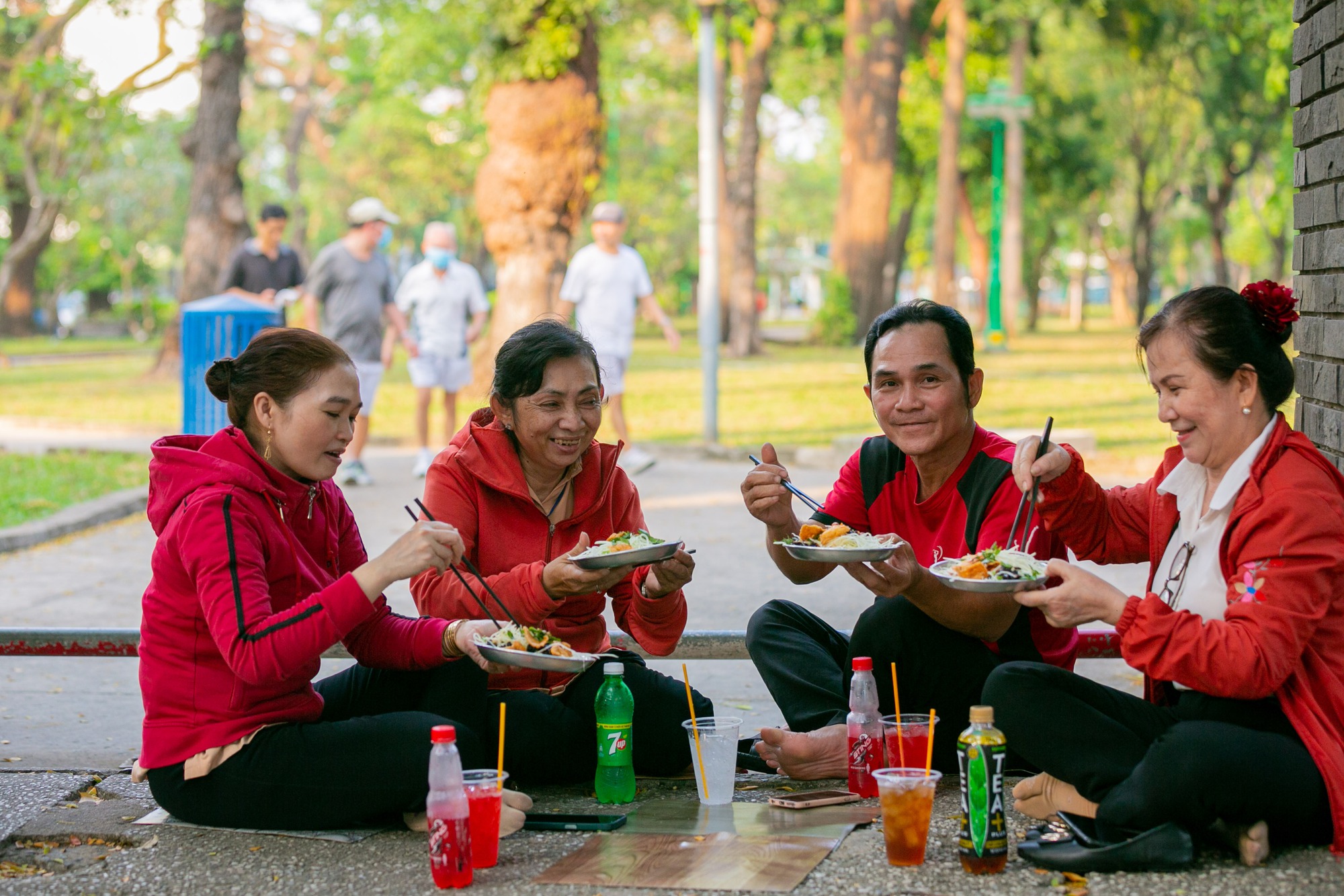 Xe gỏi khô bò gần 50 năm tại Sài Gòn, bán lề đường nhưng điều phối bằng bộ đàm, có hơn 10 người phục vụ - Ảnh 4.