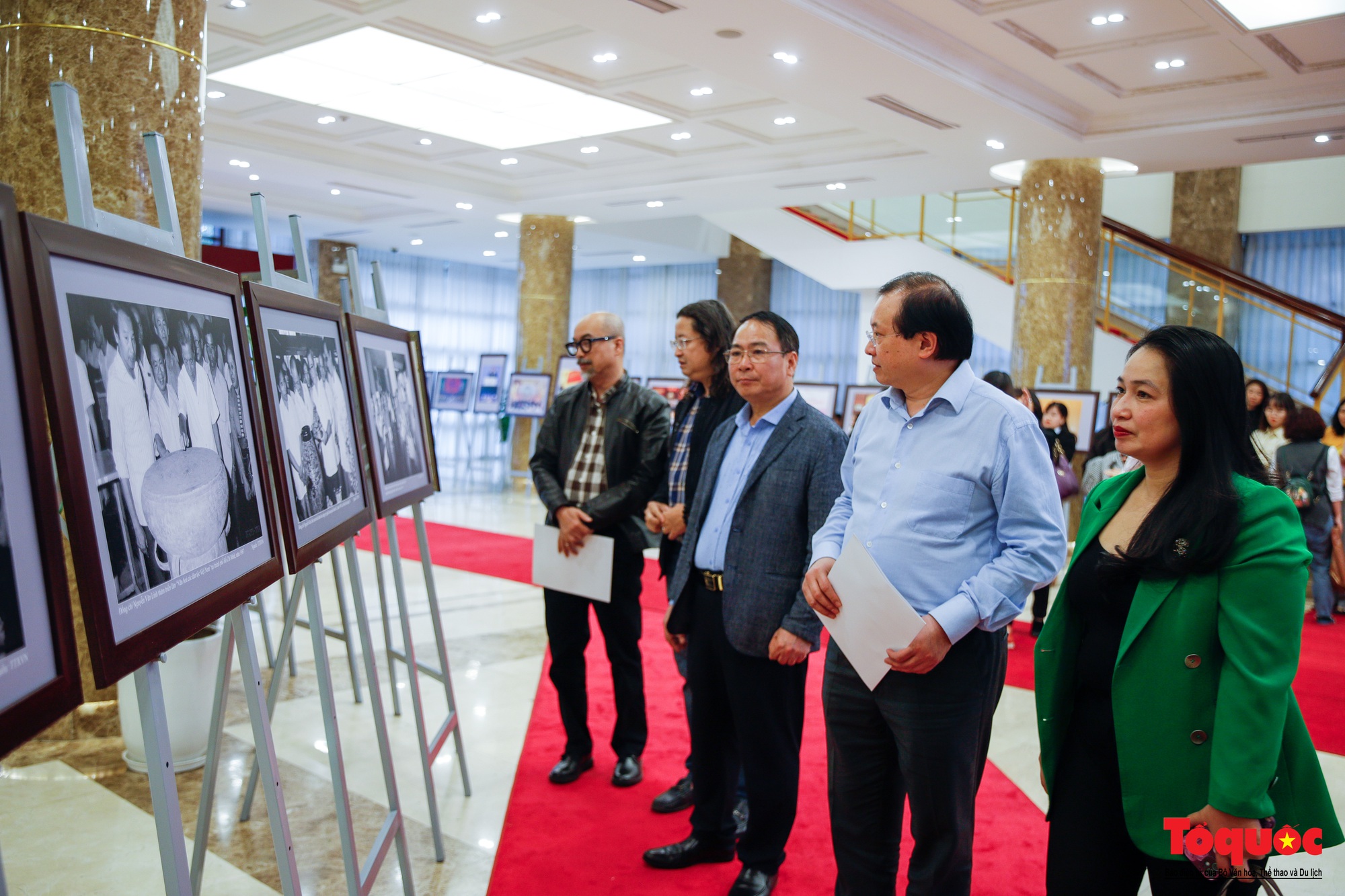 Lãnh đạo Bộ Văn hóa, Thể thao và Du lịch kiểm tra công tác chuẩn bị cho Triển lãm ảnh 80 năm Đề cương về Văn hóa Việt Nam - Ảnh 3.