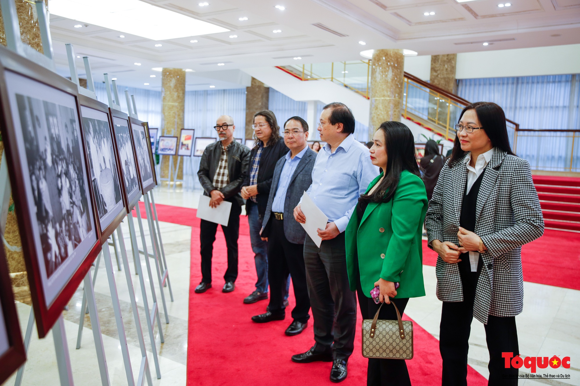 Lãnh đạo Bộ Văn hóa, Thể thao và Du lịch kiểm tra công tác chuẩn bị cho Triển lãm ảnh 80 năm Đề cương về Văn hóa Việt Nam - Ảnh 2.