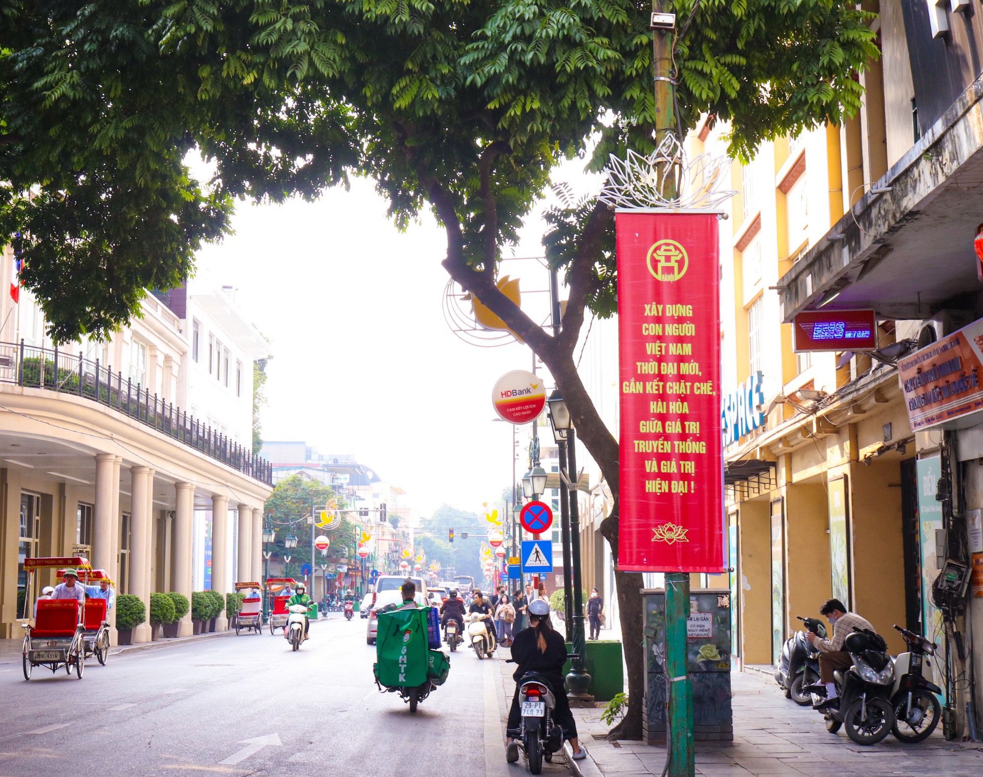 Tuyên truyền kỷ niệm 80 năm &quot;Đề cương về văn hoá Việt Nam&quot; trên khắp đường phố Hà Nội - Ảnh 9.