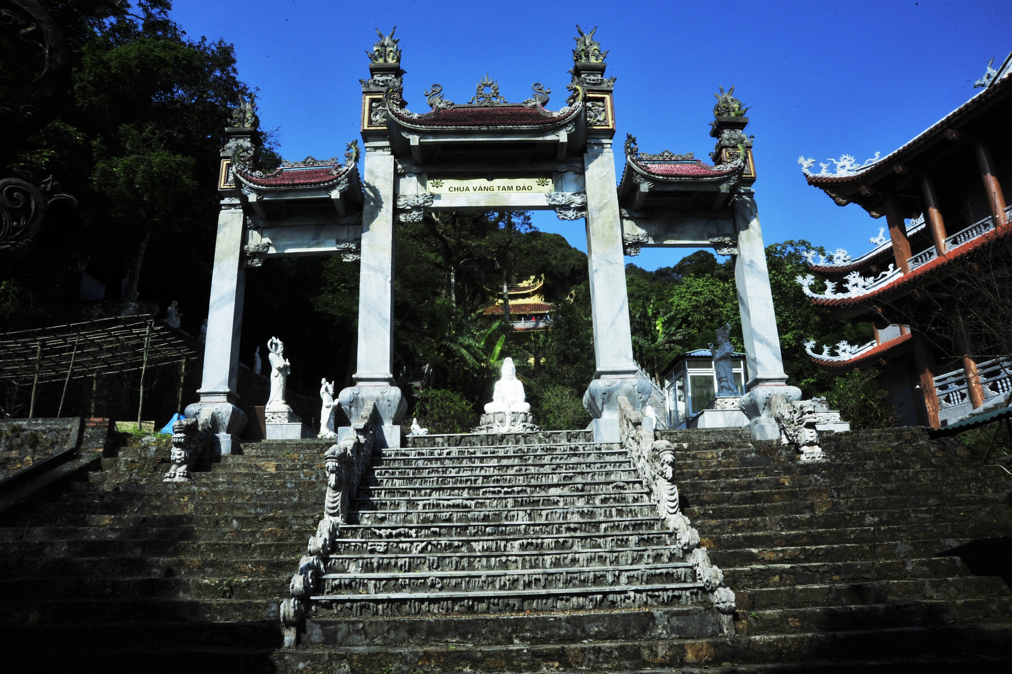 Đi qua cổng Tam Quan, bạn sẽ vào đến Chùa Vàng.