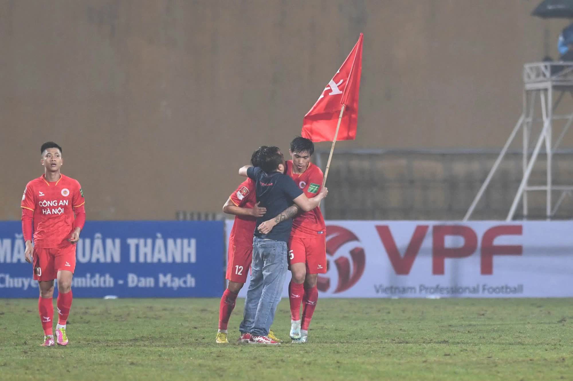 CĐV chạy vào sân ăn mừng trong trận đại thắng của CAHN trước Bình Định  - Ảnh 5.