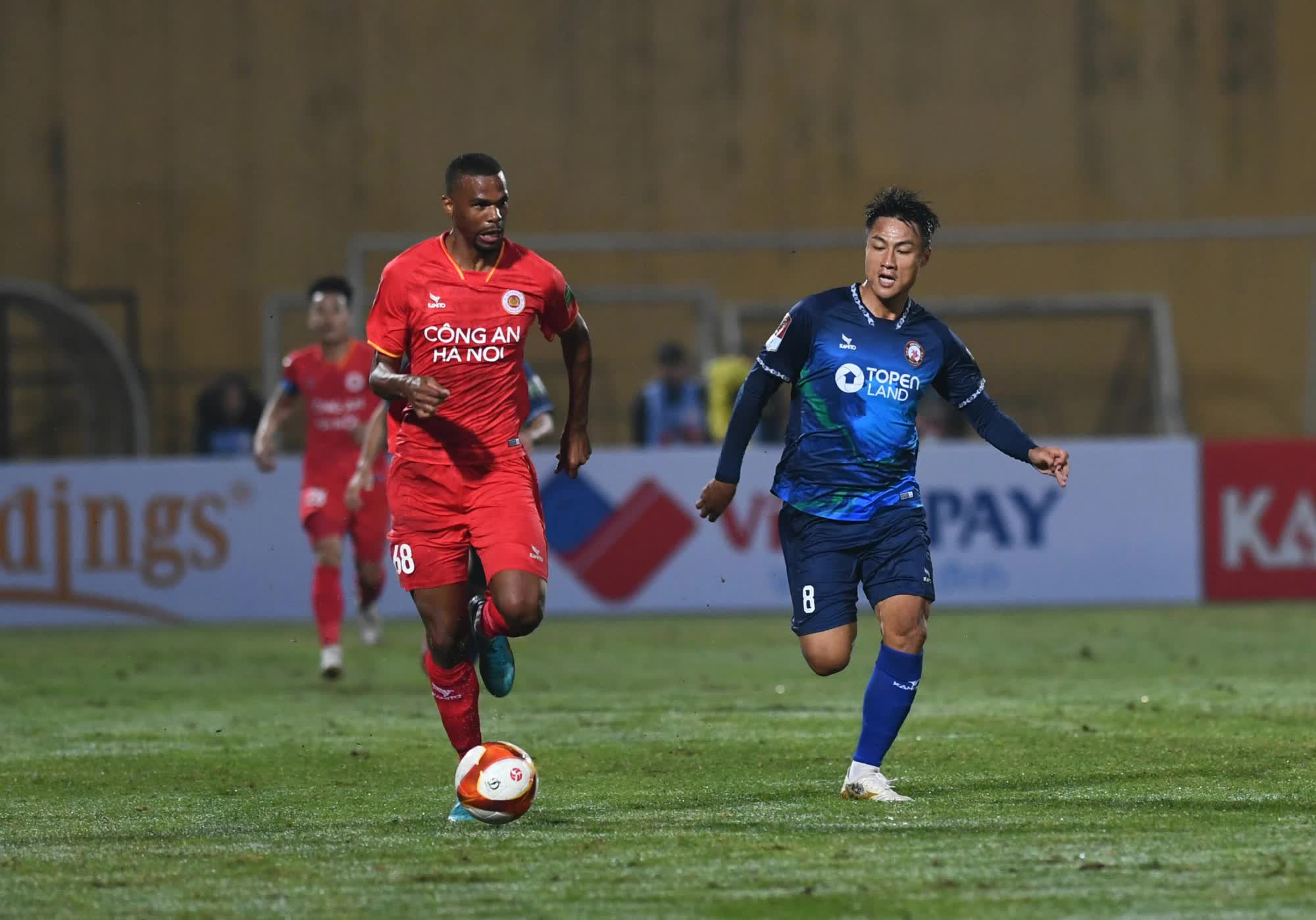 CĐV chạy vào sân ăn mừng trong trận đại thắng của CAHN trước Bình Định  - Ảnh 1.