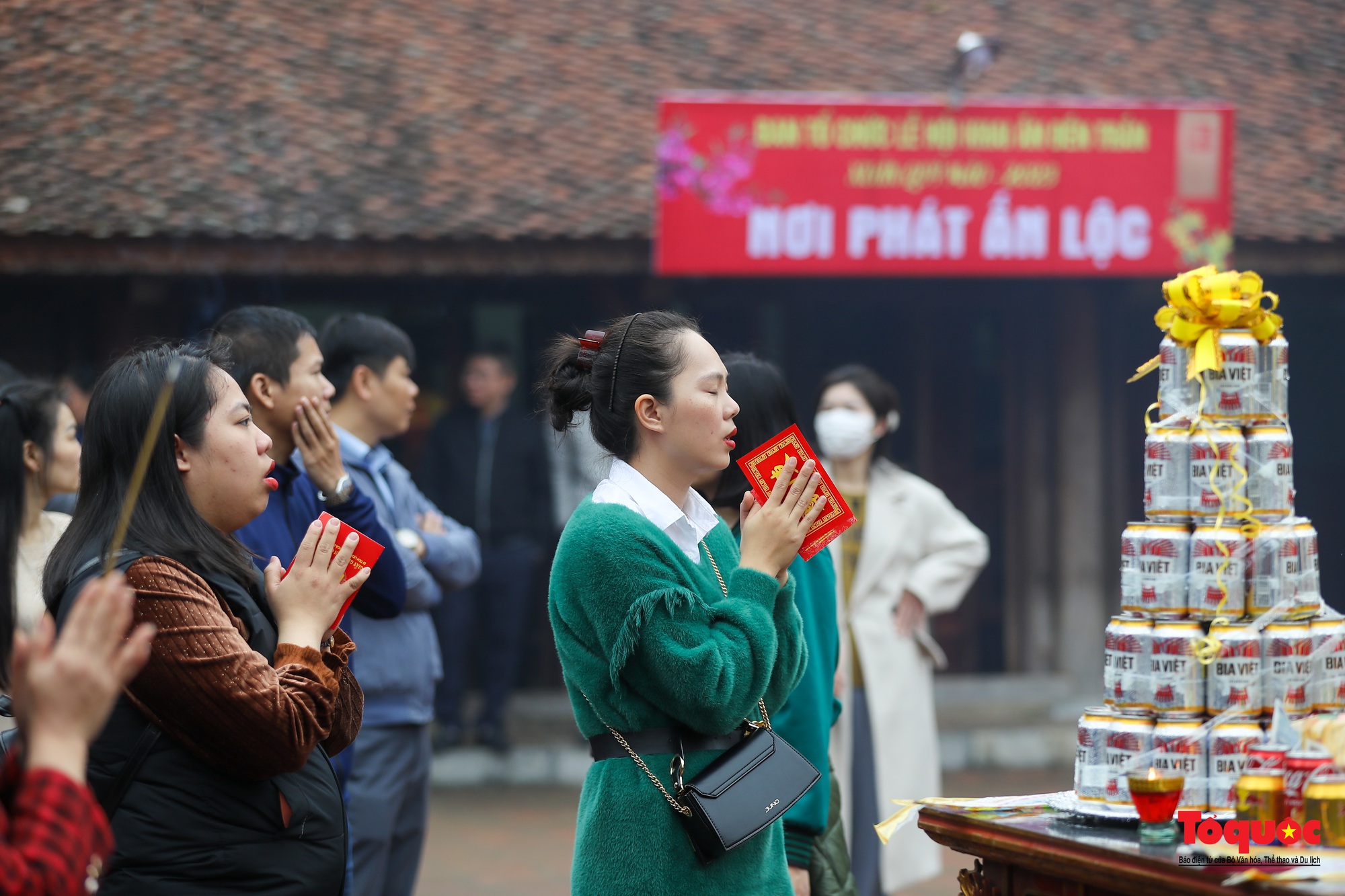 Đền Trần Nam Định tấp nập khách đi lễ trước giờ khai ấn - Ảnh 9.