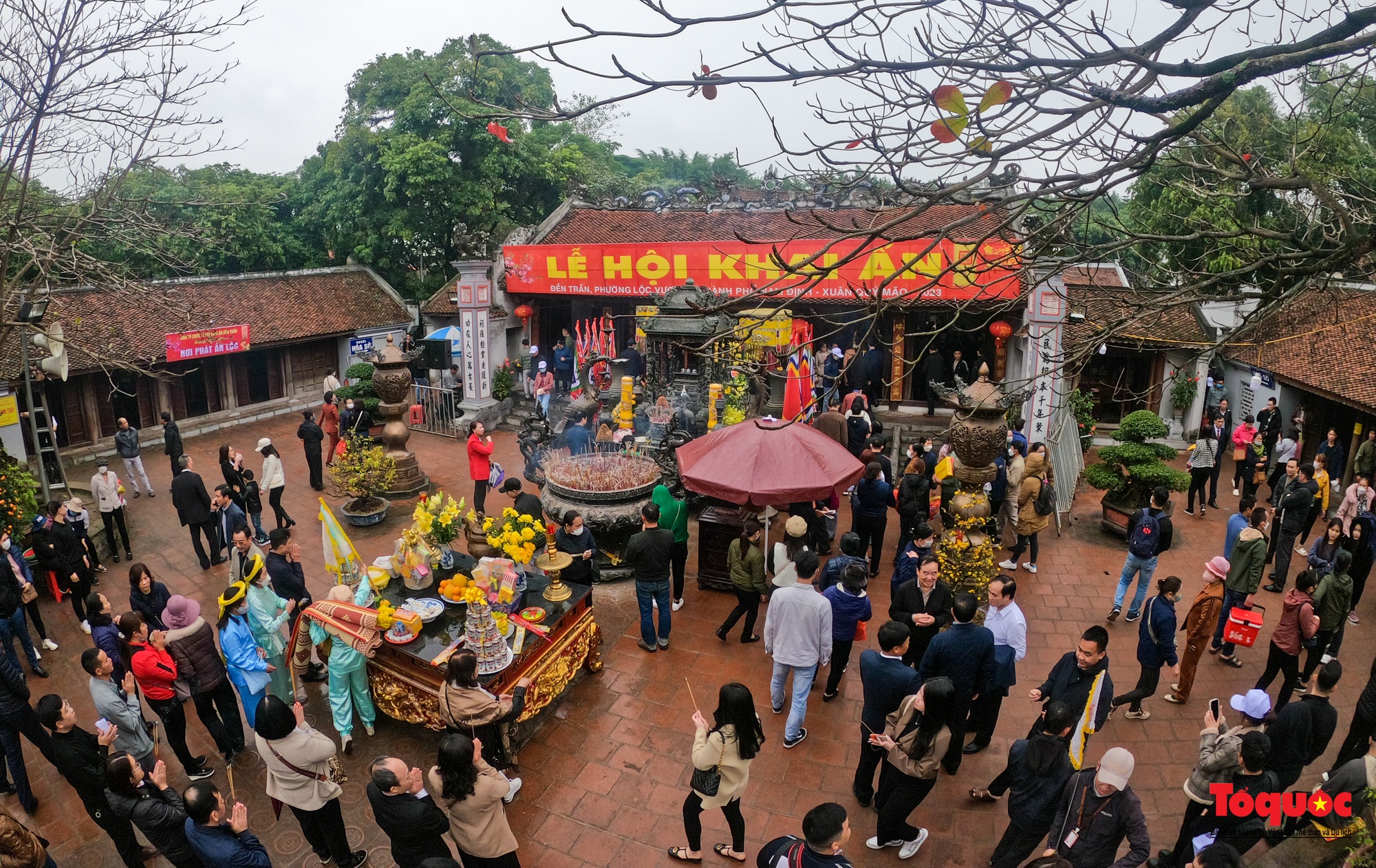 Đền Trần Nam Định tấp nập khách đi lễ trước giờ khai ấn - Ảnh 7.