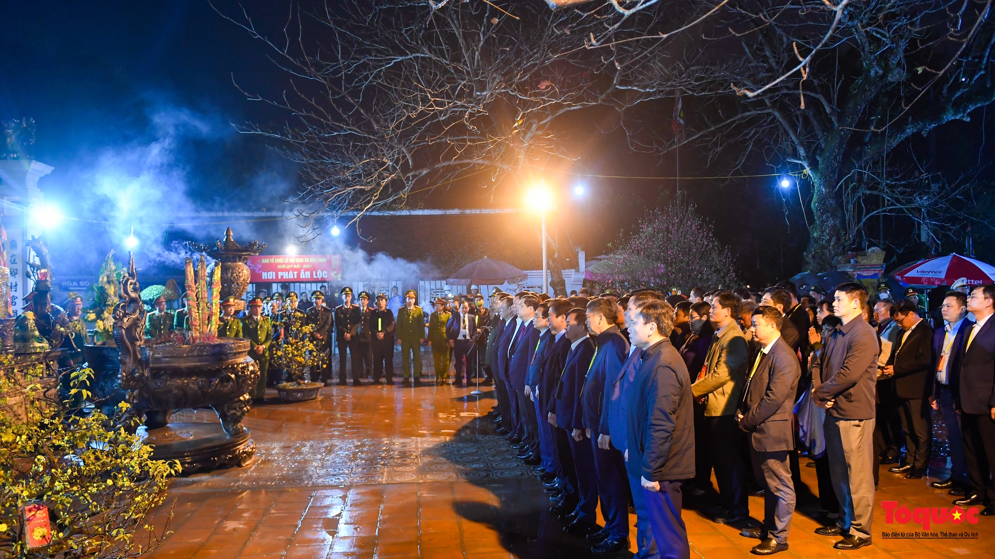 Hàng ngàn người đổ về dự lễ khai ấn đền Trần diễn ra vào lúc nửa đêm ở Nam Định - Ảnh 2.