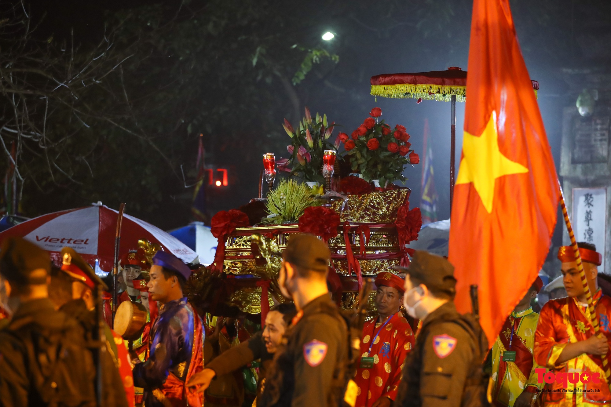 Hàng ngàn người đổ về dự lễ khai ấn đền Trần diễn ra vào lúc nửa đêm ở Nam Định - Ảnh 5.