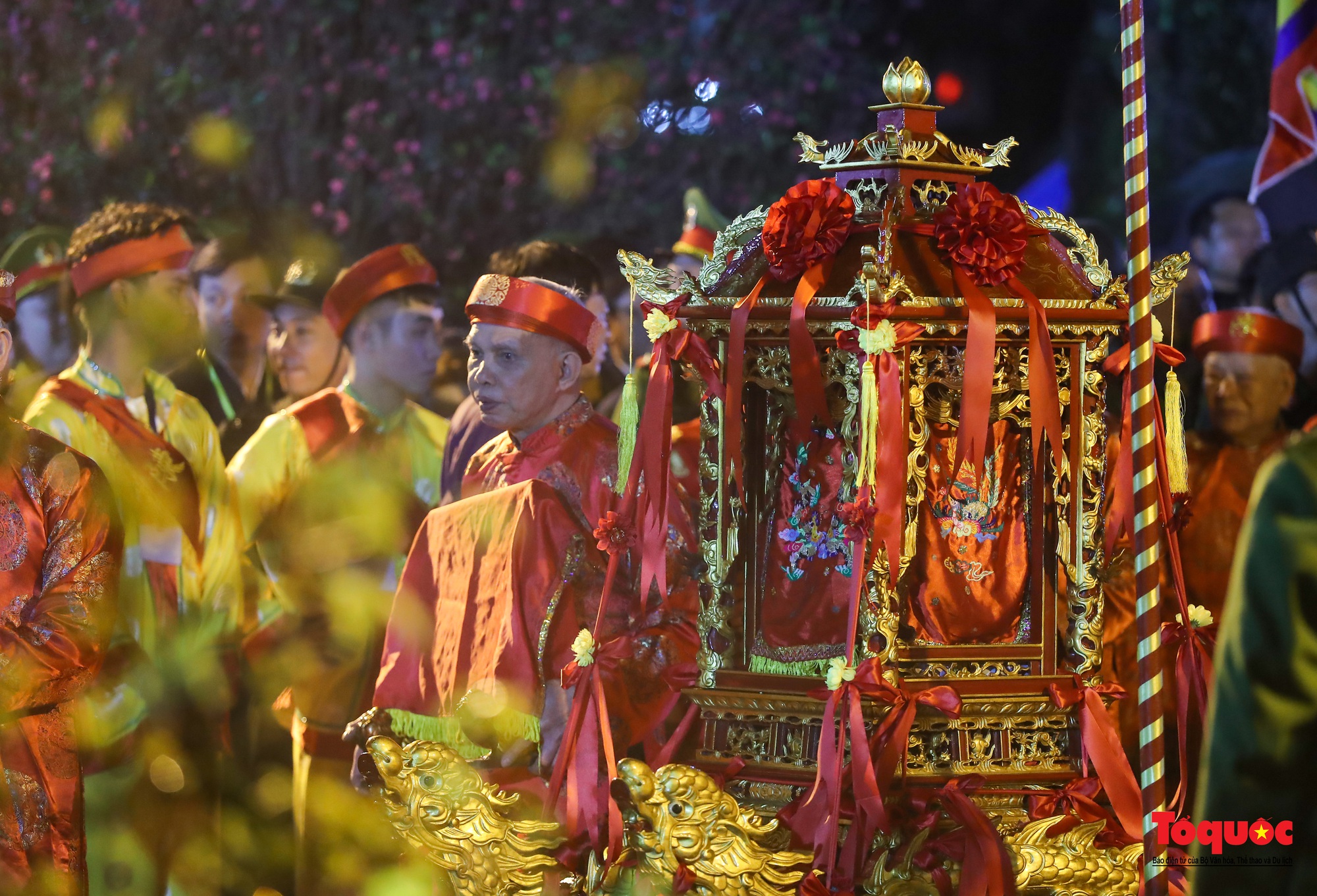 Hàng ngàn người đổ về dự lễ khai ấn đền Trần diễn ra vào lúc nửa đêm ở Nam Định - Ảnh 6.