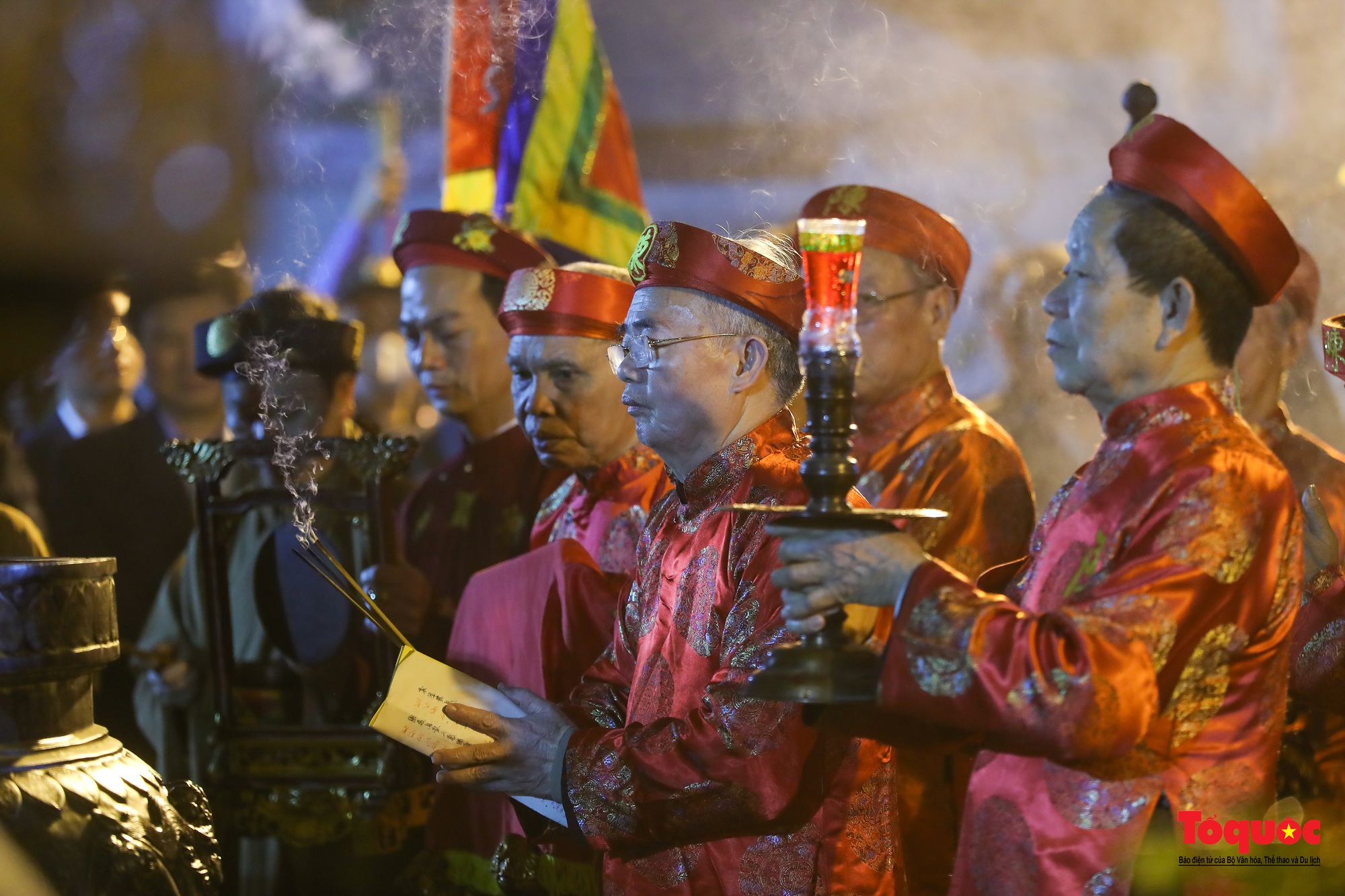 Hàng ngàn người đổ về dự lễ khai ấn đền Trần diễn ra vào lúc nửa đêm ở Nam Định - Ảnh 8.