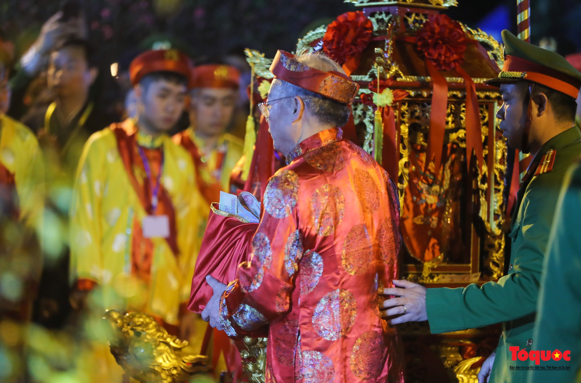 Hàng ngàn người đổ về dự lễ khai ấn đền Trần diễn ra vào lúc nửa đêm ở Nam Định - Ảnh 9.