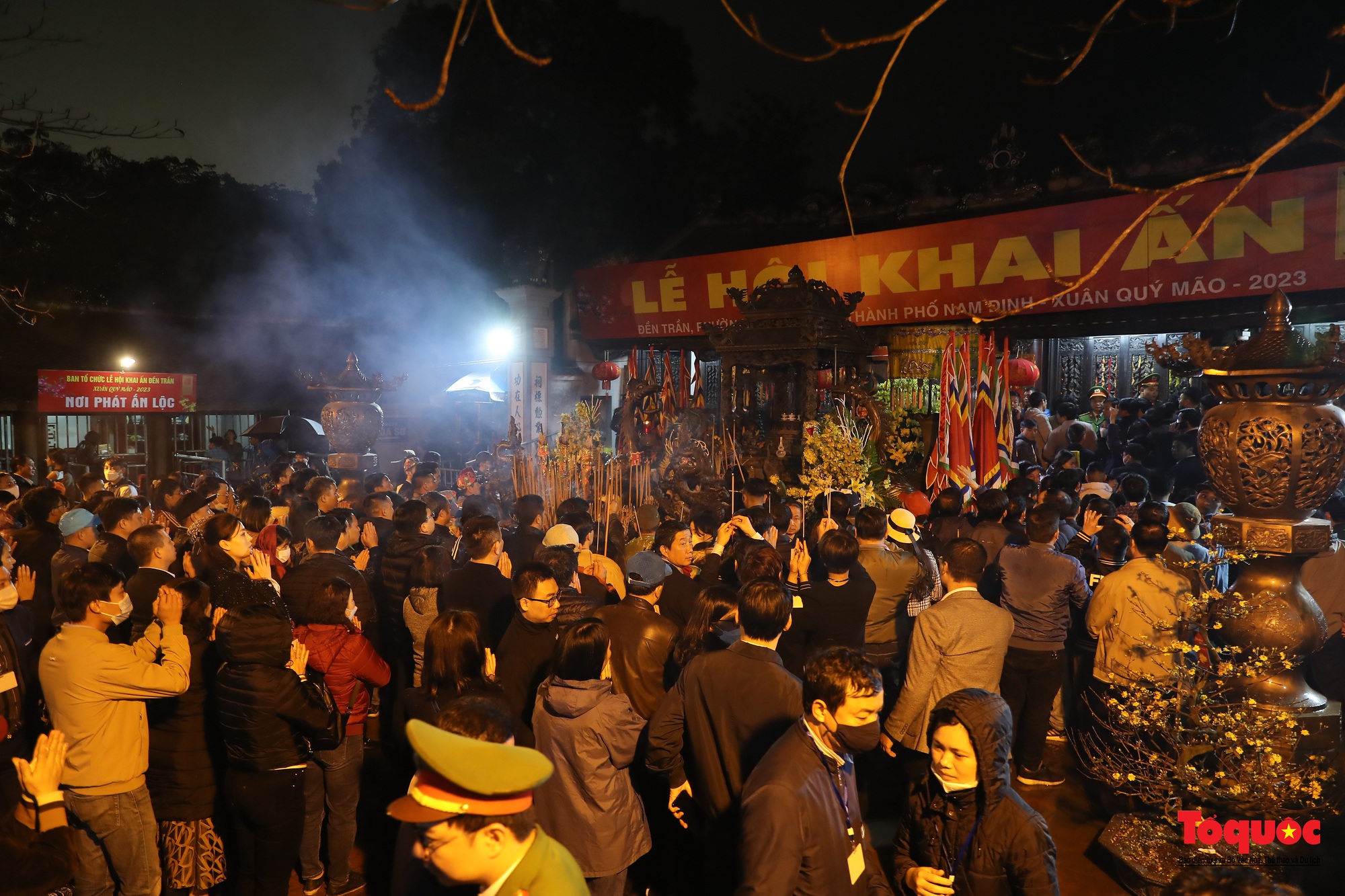 Hàng ngàn người đổ về dự lễ khai ấn đền Trần diễn ra vào lúc nửa đêm ở Nam Định - Ảnh 14.